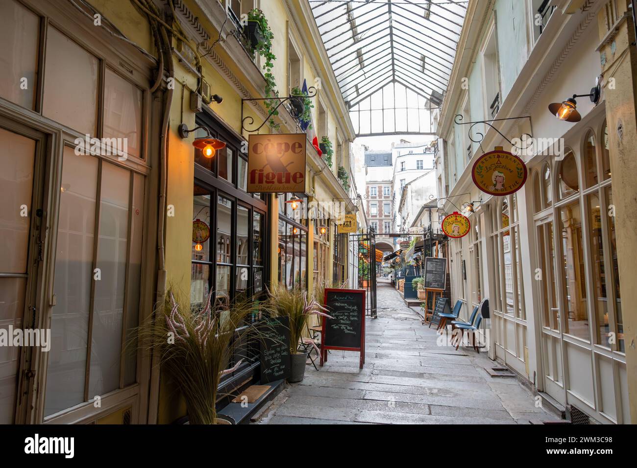Vue sur la Cour du commerce-Saint-André, passage piétonnier reliant le boulevard Saint-Germain à la rue Saint-André des Arts, dans le quartier Latin Banque D'Images Vue sur la Cour du commerce-Saint-André, passage piétonnier reliant le boulevard Saint-Germain à la rue Saint-André des Arts, dans le quartier Latin Banque D'Images