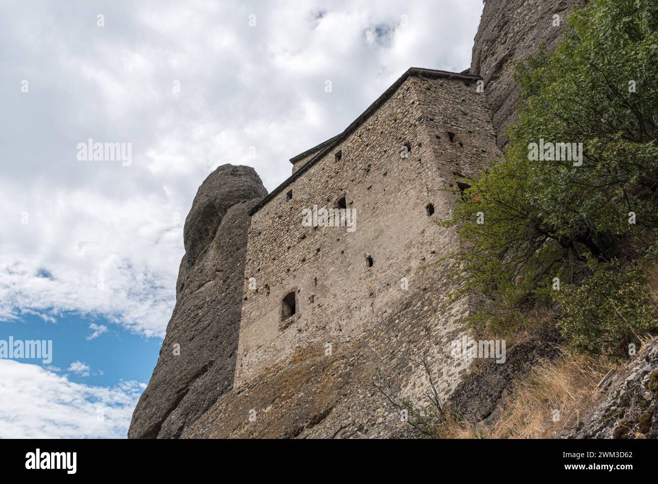 L'ancienne forteresse appelée Castello della Pietra construite au XII siècle et située près de Vobbia dans la province de Gênes Banque D'Images
