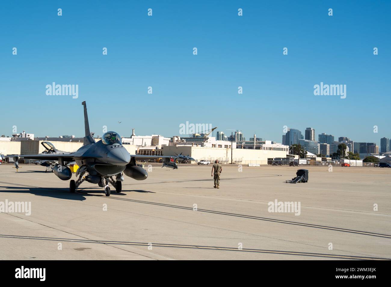 Un F-16 Fighting Falcon affecté aux taxis du 175th Fighter Squadron pour une sortie d'entraînement pendant l'opération Sea Wolf à la Naval Air Station North Island, janvier 30, 2024. L’opération Seawolf s’est déroulée à plusieurs endroits de la côte ouest et a intégré les opérations avec les ressources locales de la Marine, de la Marine et de la Force aérienne afin d’accroître la disponibilité opérationnelle globale de l’unité pour les opérations terrestres et maritimes. (Photo de la Garde nationale aérienne des États-Unis par le Sgt Duane Duimstra) Banque D'Images