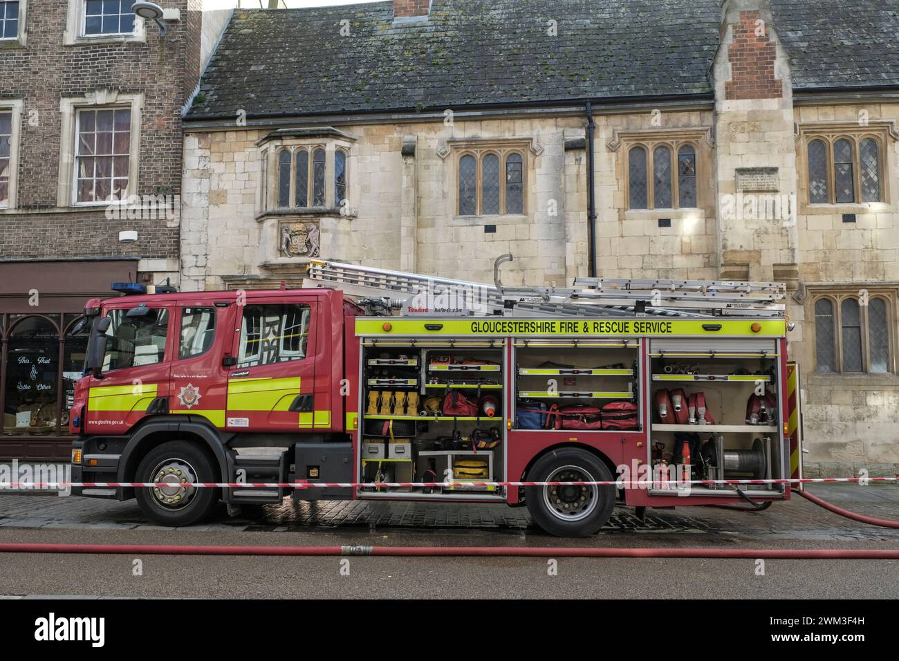 Incendie Engine de Gloucester Fire and Rescue en présence dans le centre-ville de Gloucester Banque D'Images