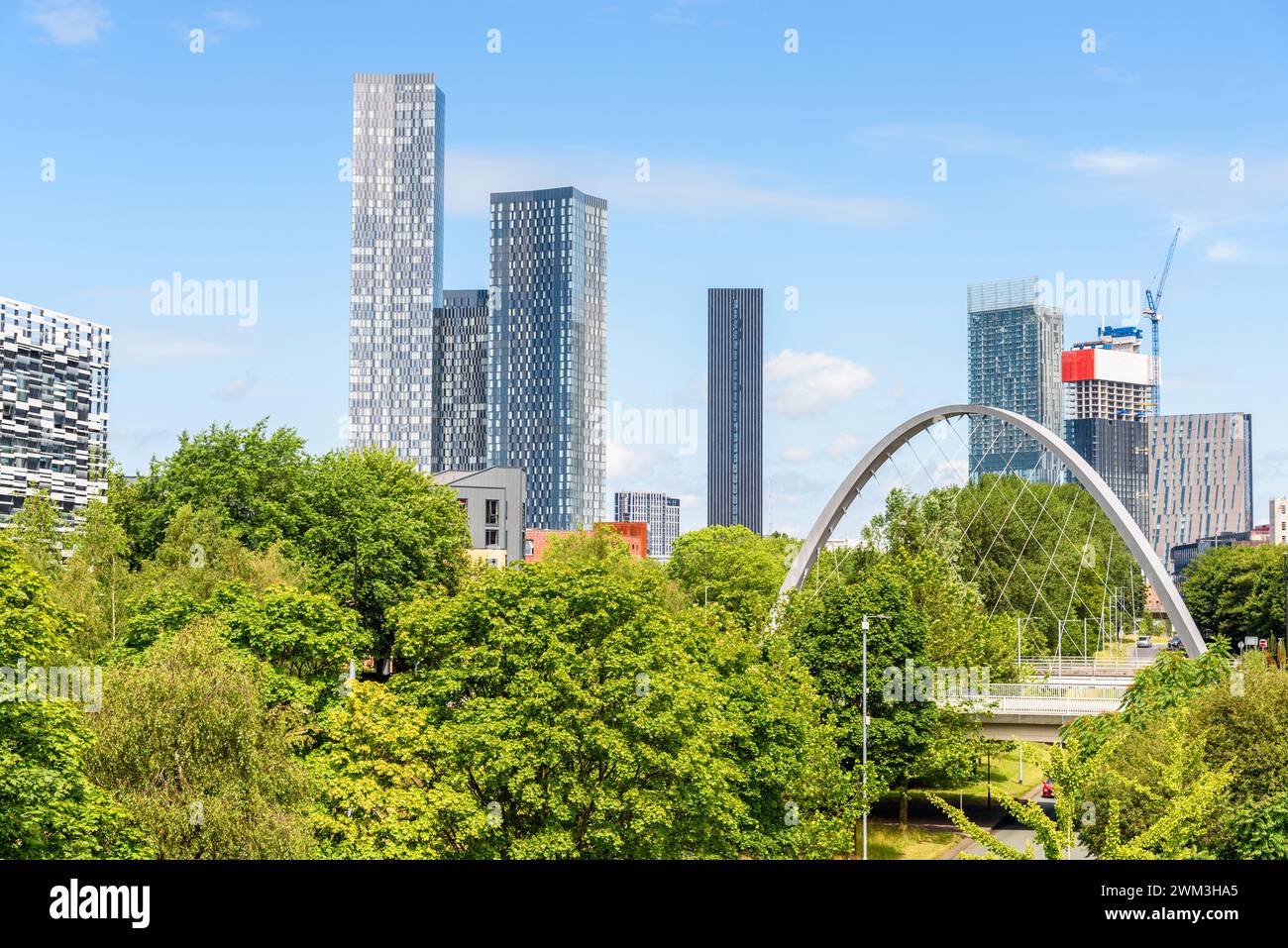 Immeuble de grande hauteur à Manchester par une journée ensoleillée d'été. Un pont moderne sur une artère est abandonné. Banque D'Images
