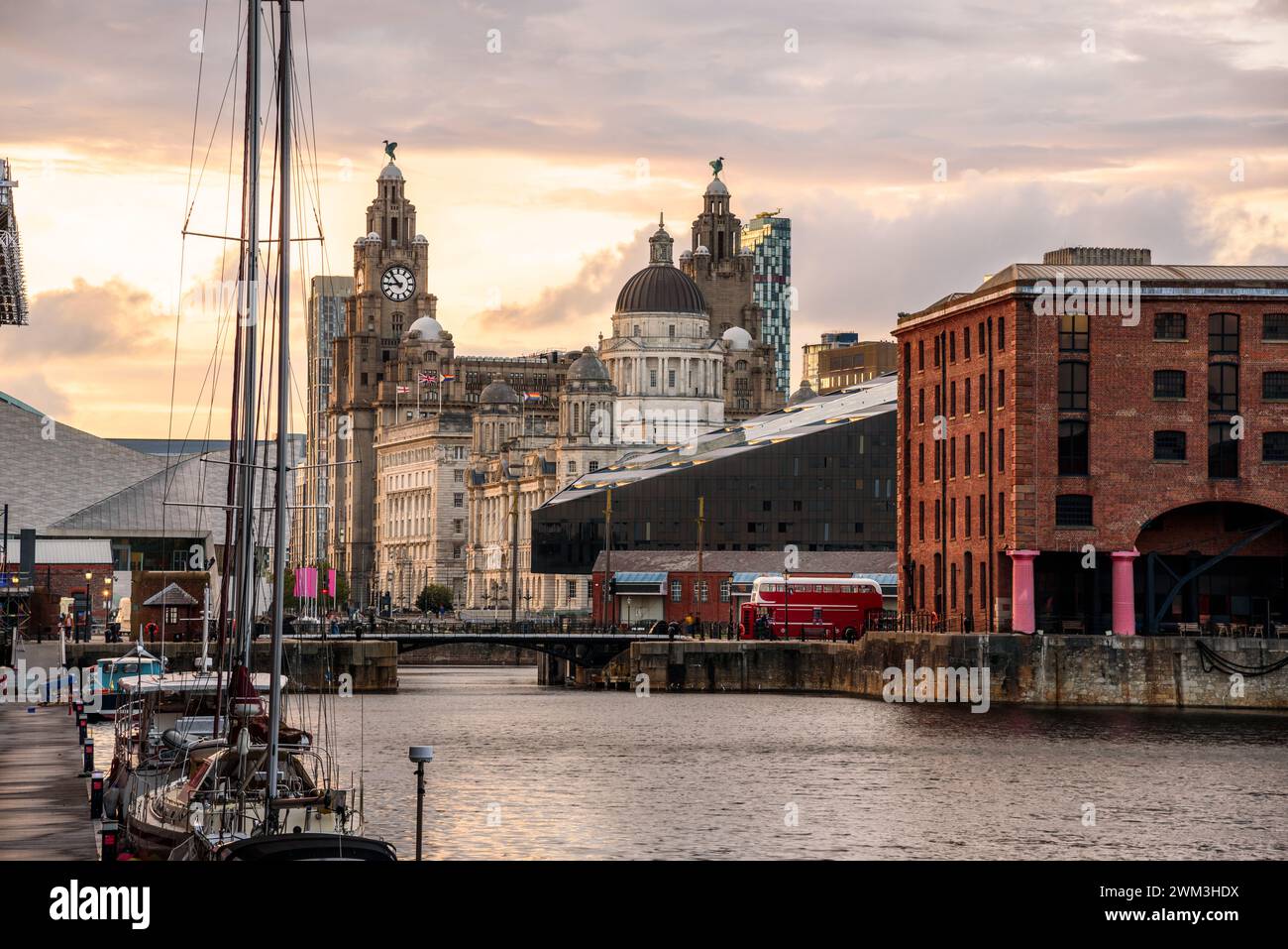 Liverpool Waterfront skyline vu depuis Albert Dock au coucher du soleil en été Banque D'Images