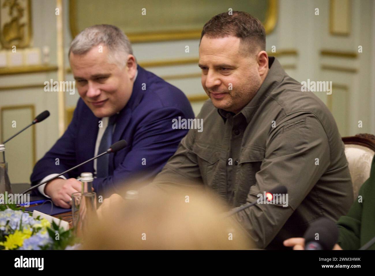 Lviv, Ukraine. 23 février 2024. Le chef d'état-major présidentiel ukrainien Andriy Yermak, à droite, et le chef adjoint d'état-major présidentiel Ihor Zhovkva, à gauche, écoutent lors d'une réunion avec un groupe de sénateurs américains dirigé par le chef de la majorité Chuck Schumer, d-NY, à gauche, le 23 février 2024 à Lviv, Ukraine. Crédit : Pool photo/Bureau de presse présidentiel ukrainien/Alamy Live News Banque D'Images