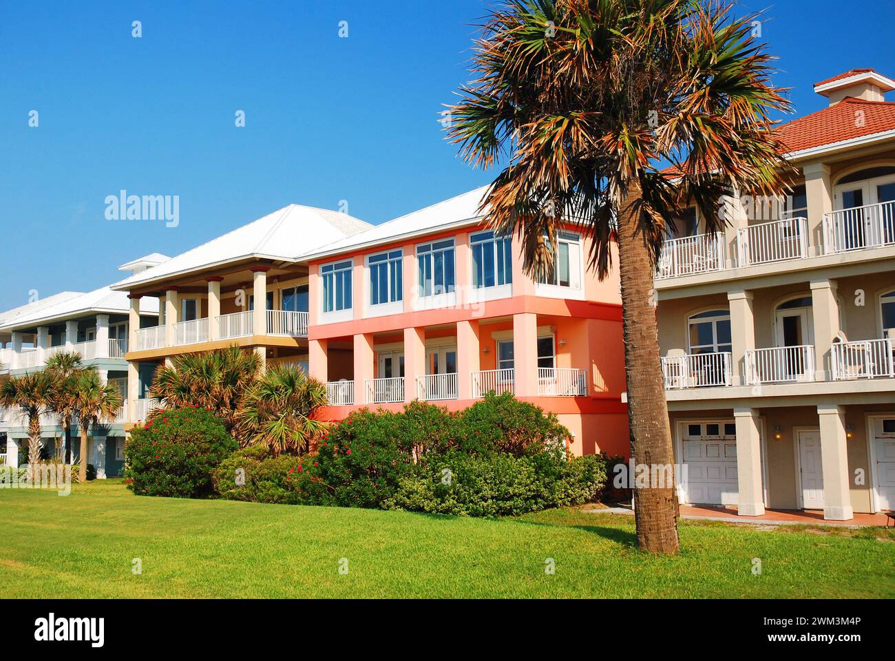 Bâtiments résidentiels peints dans des couleurs pastel vives sur la côte du golfe de Floride Banque D'Images