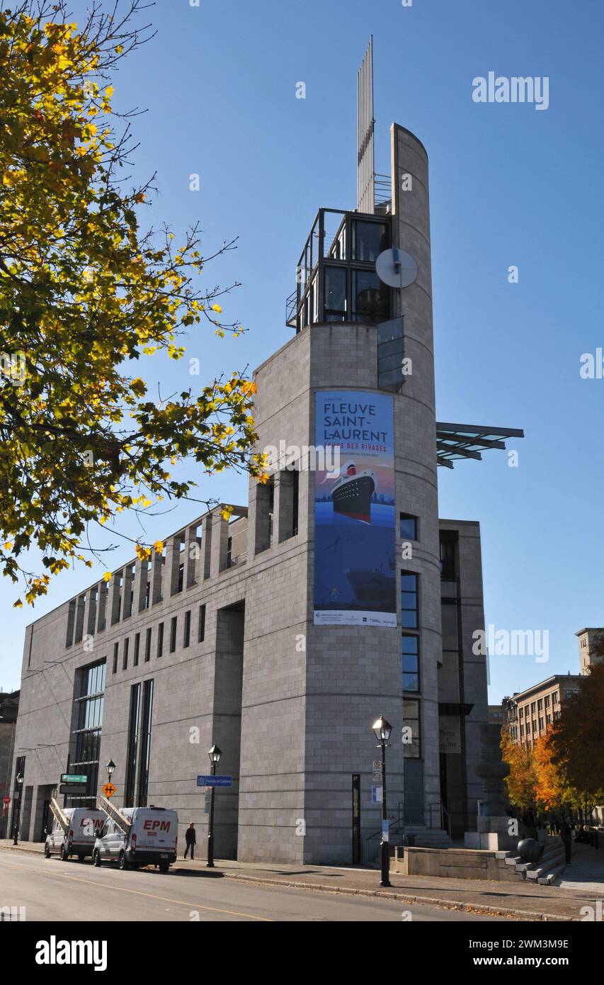 Le bâtiment moderne Éperon dans le Vieux-Montréal, qui fait partie du complexe archéologique et musée pointe-à-Callière, est une attraction populaire de la ville. Banque D'Images