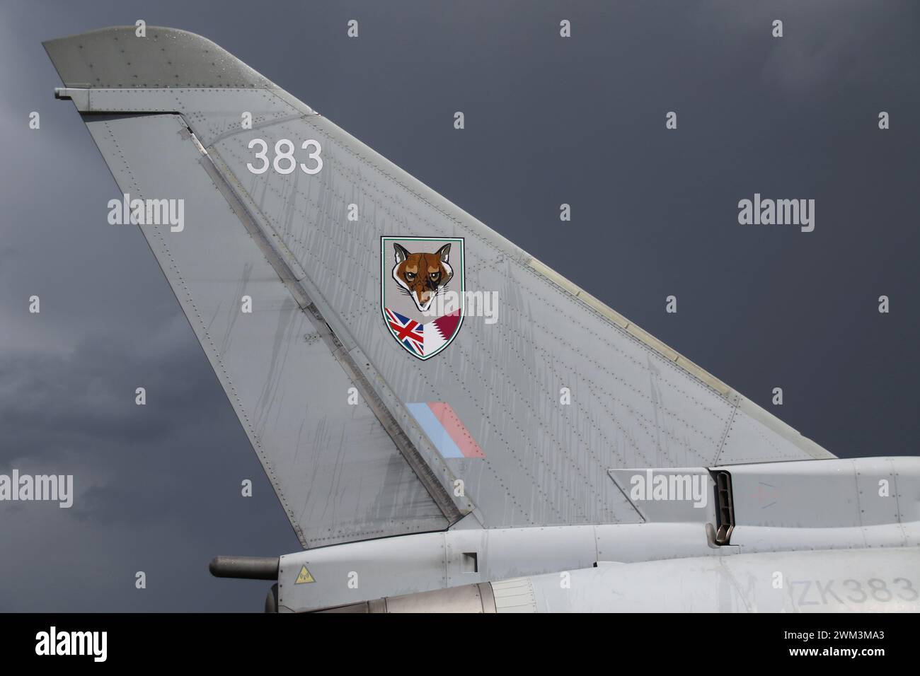 La queue du ZK383, un Eurofighter Typhoon T3 exploité par le 12 Squadron, une force aérienne conjointe de la Royal Air Force et de la Qatar Emiri Air Force employée pour former et intégrer les équipes aériennes et terrestres du Qatar à la préparation opérationnelle, en exposition statique au Royal International Air Tattoo 2023 (RIAT 23), tenue à la RAF Fairford dans le Gloucestershire, en Angleterre. Banque D'Images