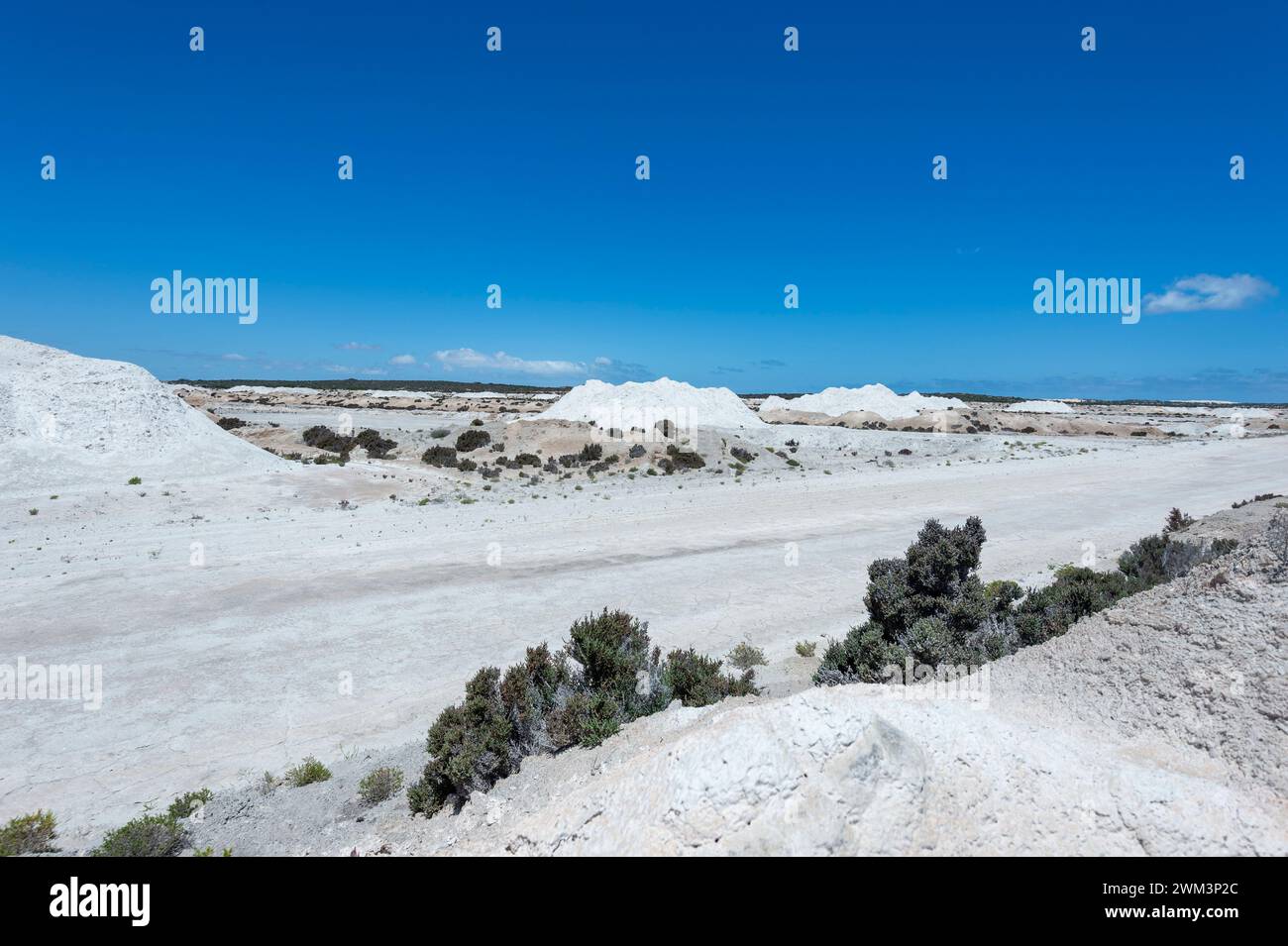 Stockage de gypse pour permettre la lixiviation de halite près du lac MacDonnell, Australie méridionale, Australie méridionale, Australie méridionale Banque D'Images