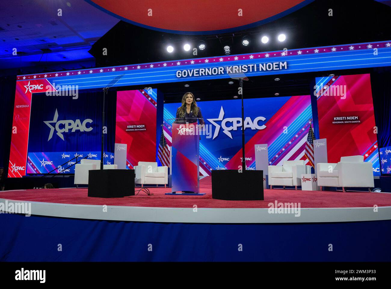 National Harbor, Maryland, États-Unis. 23 février 2024. La gouverneure Kristi Noem (républicaine du Dakota du Sud) prononce une allocution lors de la Conférence d'action politique conservatrice (CPAC) 2024 à National Harbor, Maryland, États-Unis, le vendredi 23 février, 2024. crédit : Ron Sachs/CNP/dpa/Alamy Live News Banque D'Images