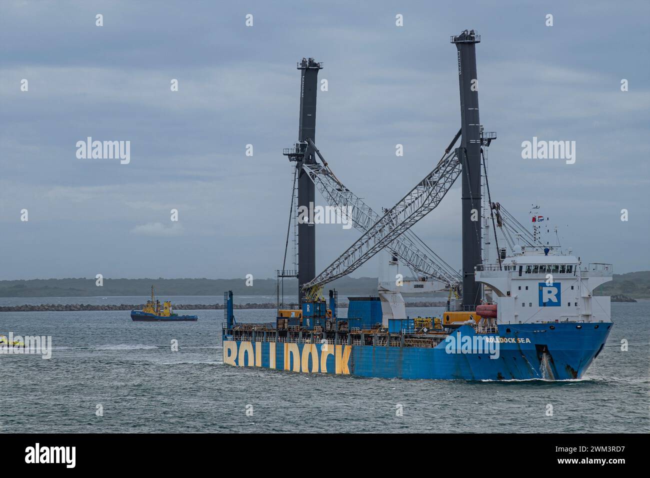 Limon Bay, Colon, Panama - 24 juillet 2023 : Rolldock Sea, porte-charge lourd hollandais devant le port sous le ciel bleu clair. Banque D'Images