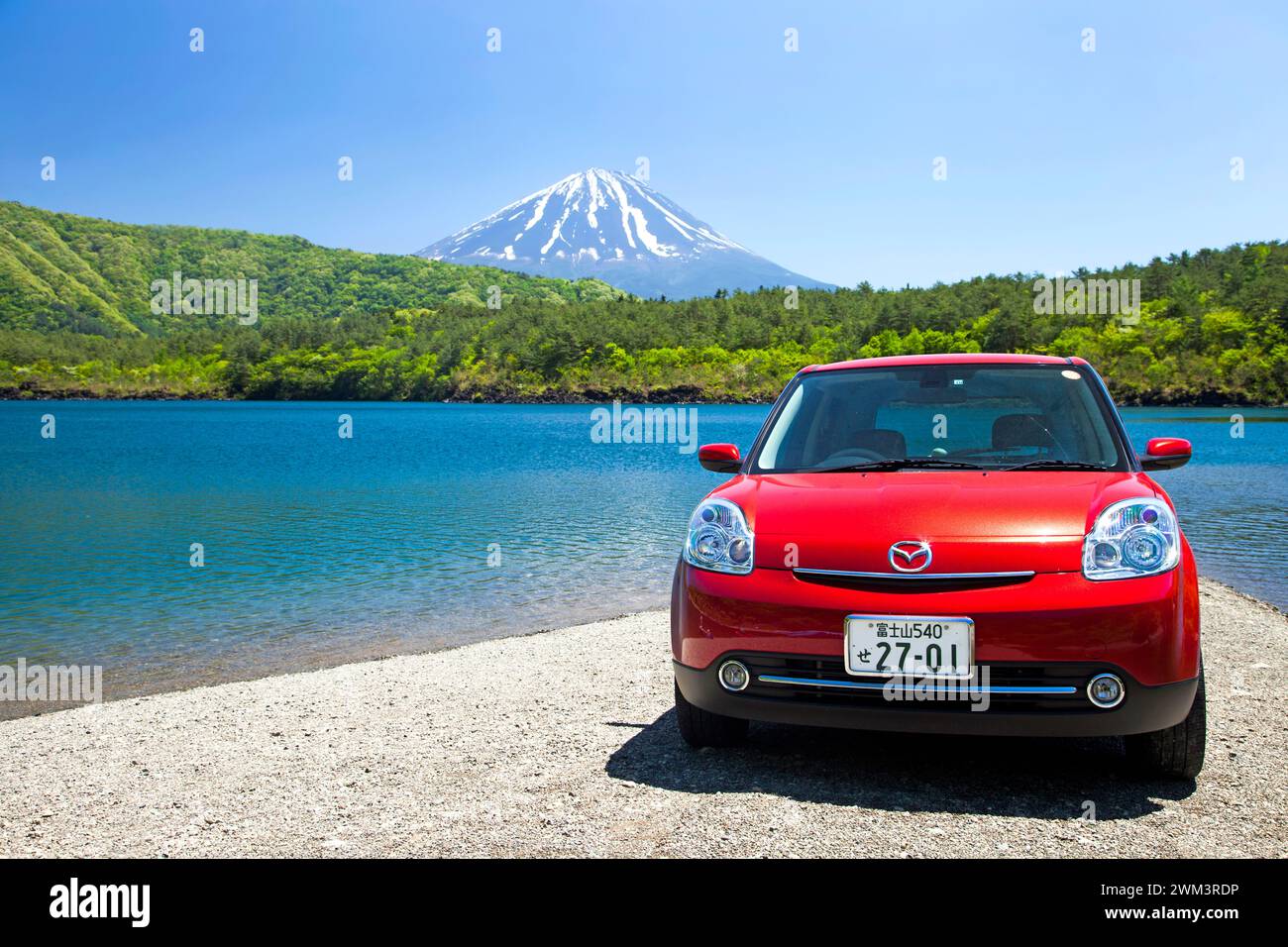 Voiture rouge au lac Saiko, l'un des Fuji Five Lakes.in Fujikawaguchiko, Japon. Banque D'Images