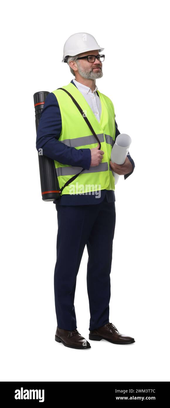 Architecte en casque dur tenant le projet sur fond blanc Banque D'Images