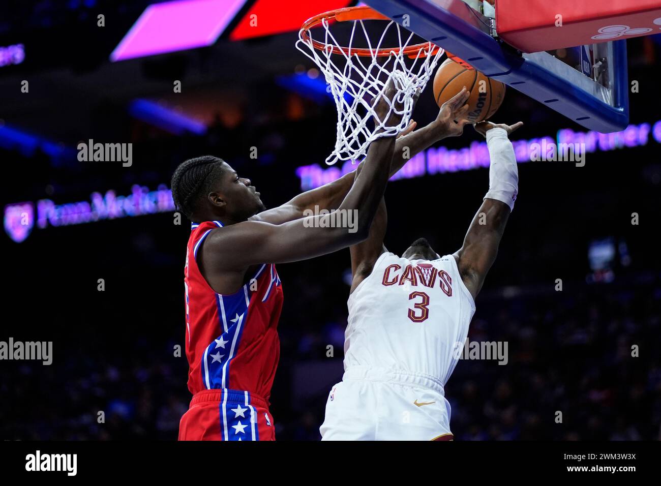 Philadelphia 76ers' Paul Reed, left, blocks a shot by Cleveland Cavaliers' Caris LeVert during the first half of an NBA basketball game, Friday, Feb. 23, 2024, in Philadelphia. (AP Photo/Matt Slocum) Banque D'Images