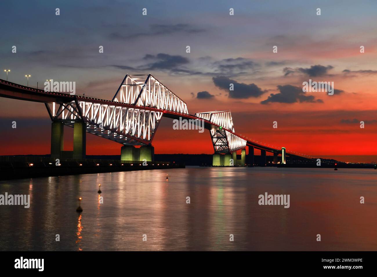 Tokyo Gate Bridge au coucher du soleil à Tokyo, au Japon, également surnommé Kyōryū-bashi ou Pont des dinosaures. Banque D'Images