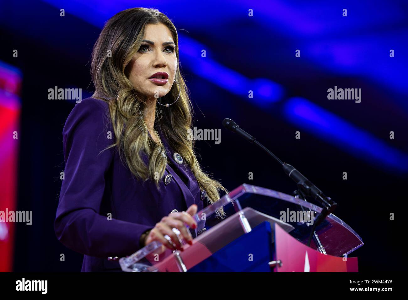 South Dakota Gov. Kristi Noem delivers remarks during the Conservative Political Action Conference (CPAC) at the Gaylord National Resort and Convention Center in National Harbor, Md., Feb. 23, 2024. (Francis Chung/POLITICO via AP Images) Banque D'Images