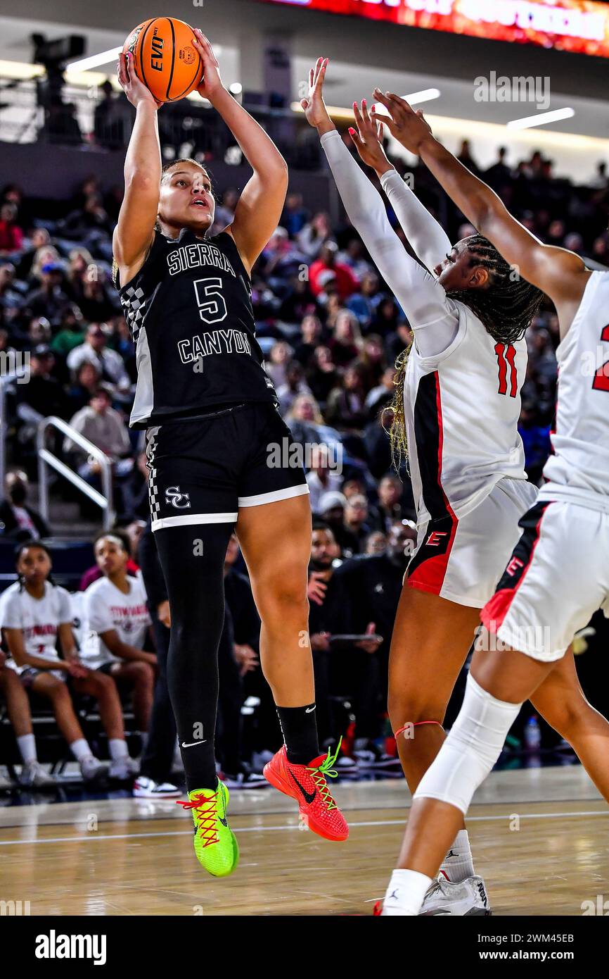 Riverside, CA. 23 février 2024. Sierra Canyon Jerzy Robinson (5) en action lors du match de championnat de basket-ball féminin de la division ouverte CIF-SS entre Sierra Canyon vs Etiwanda à l'Université Cal Baptist .Louis Lopez/Modern Exposure/Cal Sport Media/Alamy Live News Banque D'Images