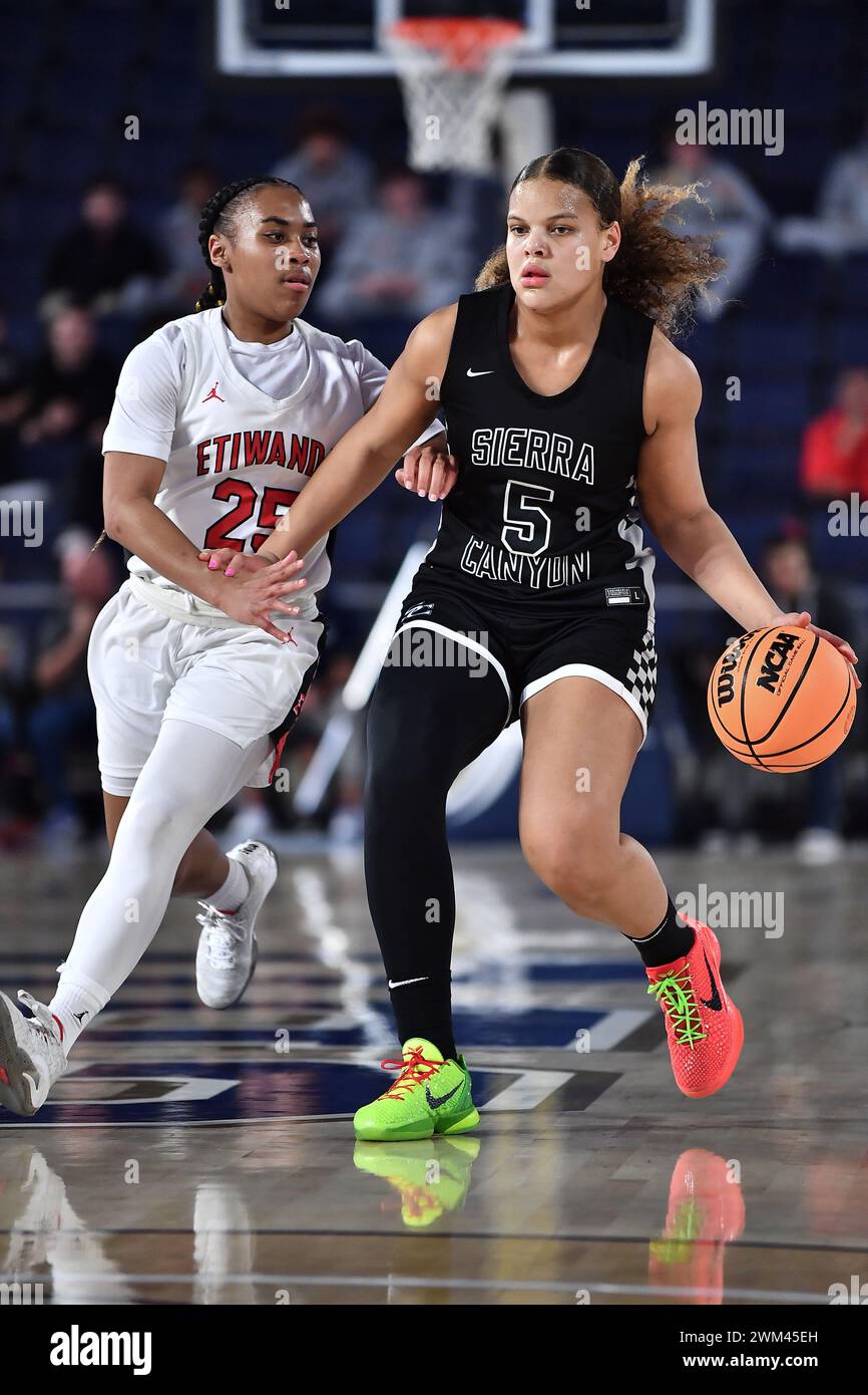 Riverside, CA. 23 février 2024. Sierra Canyon Jerzy Robinson (5) en action lors du match de championnat de basket-ball féminin de la division ouverte CIF-SS entre Sierra Canyon vs Etiwanda à l'Université Cal Baptist .Louis Lopez/Modern Exposure/Cal Sport Media/Alamy Live News Banque D'Images