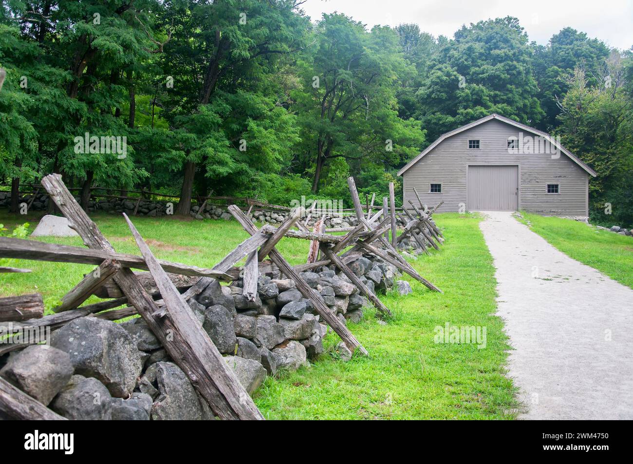 Une grange et un mur de roche dans le parc national minuteman à Lexington Masschusetts. Banque D'Images