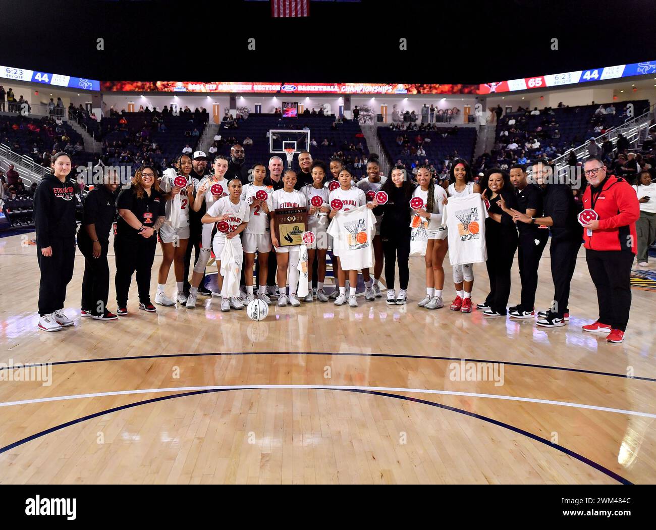 Université baptiste de CAL. 23 février 2024. CA.les Eagles d'Etiwanda posent pour une photo d'équipe après avoir remporté le match du championnat de basket-ball féminin de la division ouverte CIF-SS entre Sierra Canyon v. Etiwanda à l'Université Baptiste de Cal. Louis Lopez/Modern Exposure/Cal Sport Media/Alamy Live News Banque D'Images