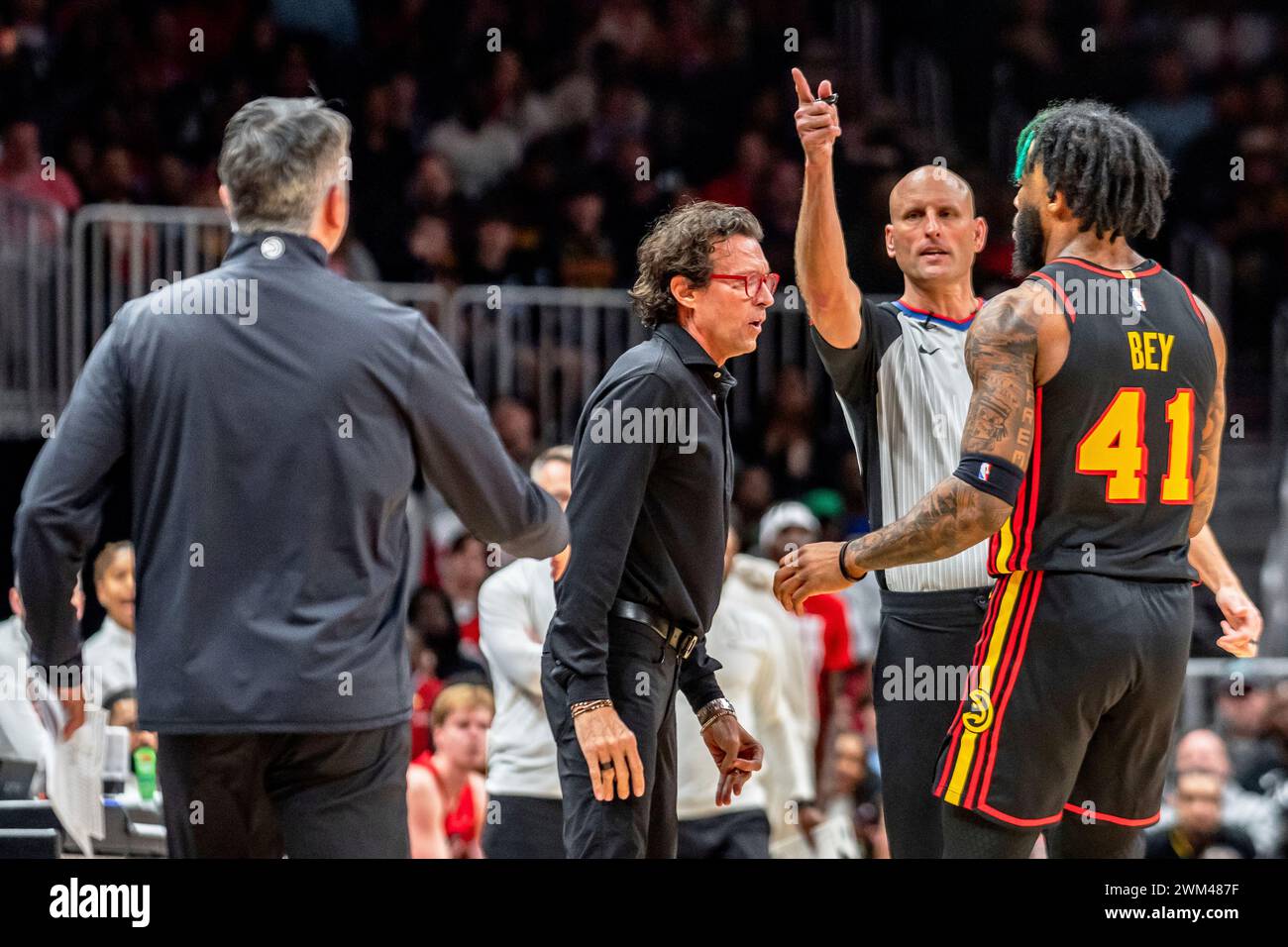 Atlanta Hawks coach Quin Snyder, in glasses, is ejected during the first half of the team's NBA basketball game against the Toronto Raptors, Friday, Feb. 23, 2024, in Atlanta. (AP Photo/Jason Allen) Banque D'Images