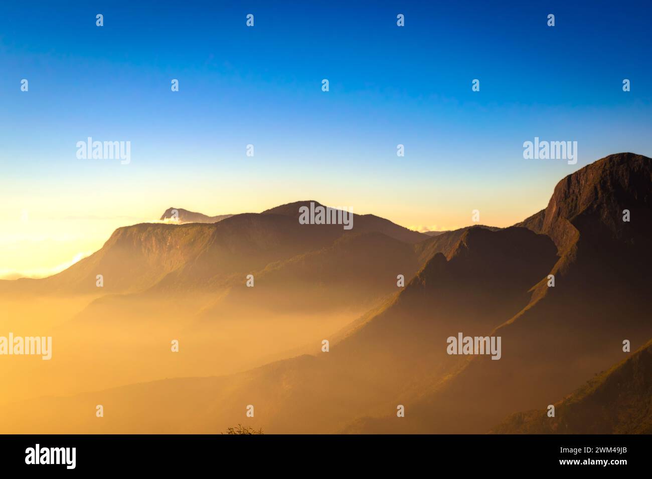 Belle vue sur le crépuscule du soleil dans la zone de point de vue de la station de colline Munnar Banque D'Images