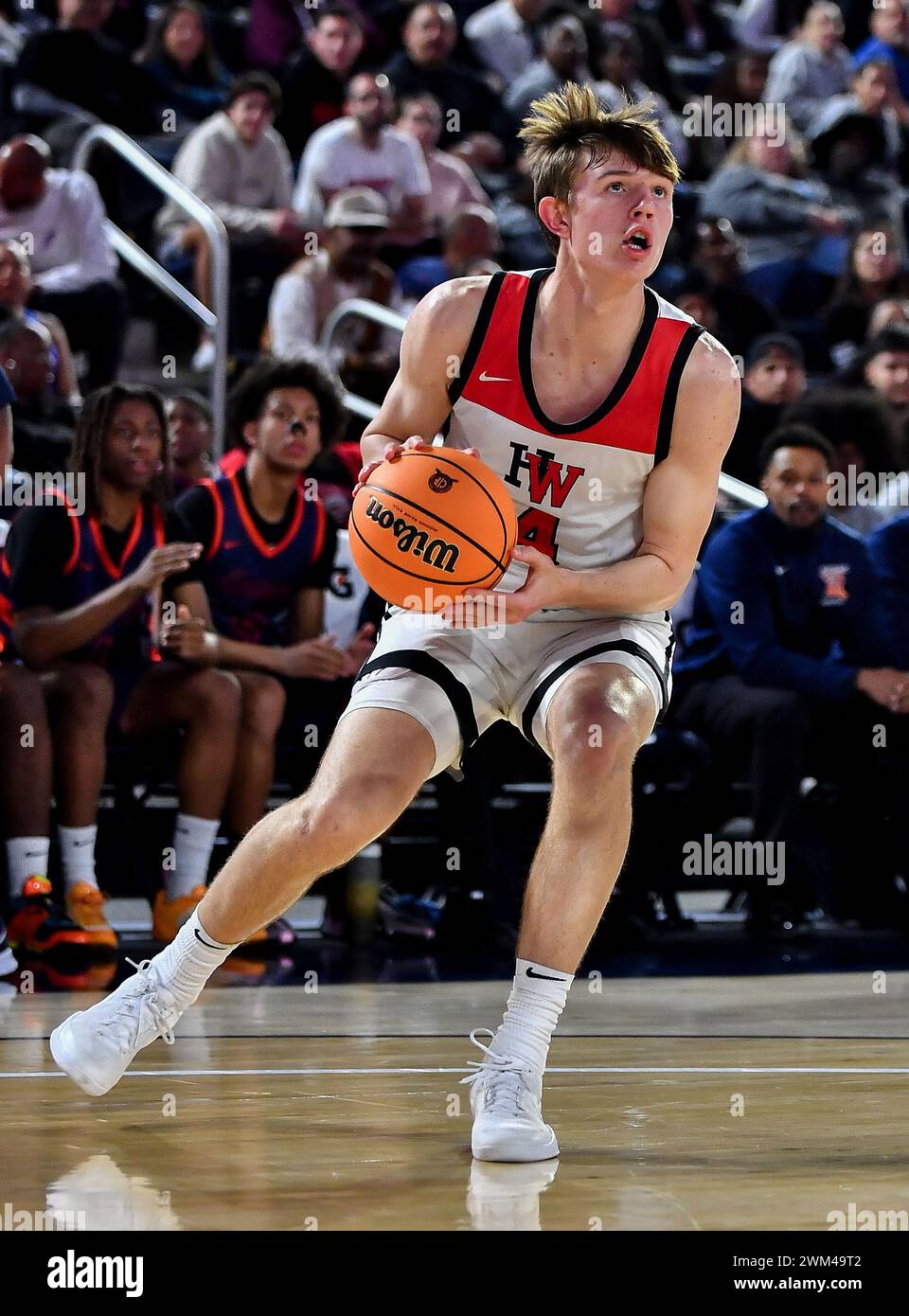 Riverside, CA. 23 février 2024. Harvard-Westlake Nikolas Khamenia (4) en action lors du match de championnat de basket-ball de l'école secondaire CIF-SS Open Division Boys entre Harvard-Westlake v. Roosevelt à la Cal Baptist University .Louis Lopez/Modern Exposure/Cal Sport Media/Alamy Live News Banque D'Images