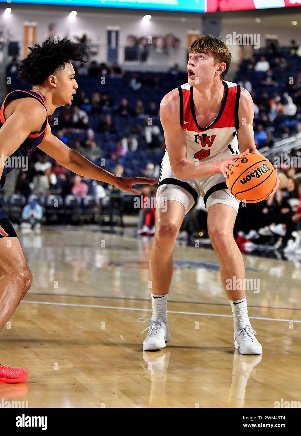Riverside, CA. 23 février 2024. Harvard-Westlake Nikolas Khamenia (4) en action lors du match de championnat de basket-ball de l'école secondaire CIF-SS Open Division Boys entre Harvard-Westlake v. Roosevelt à la Cal Baptist University .Louis Lopez/Modern Exposure/Cal Sport Media/Alamy Live News Banque D'Images
