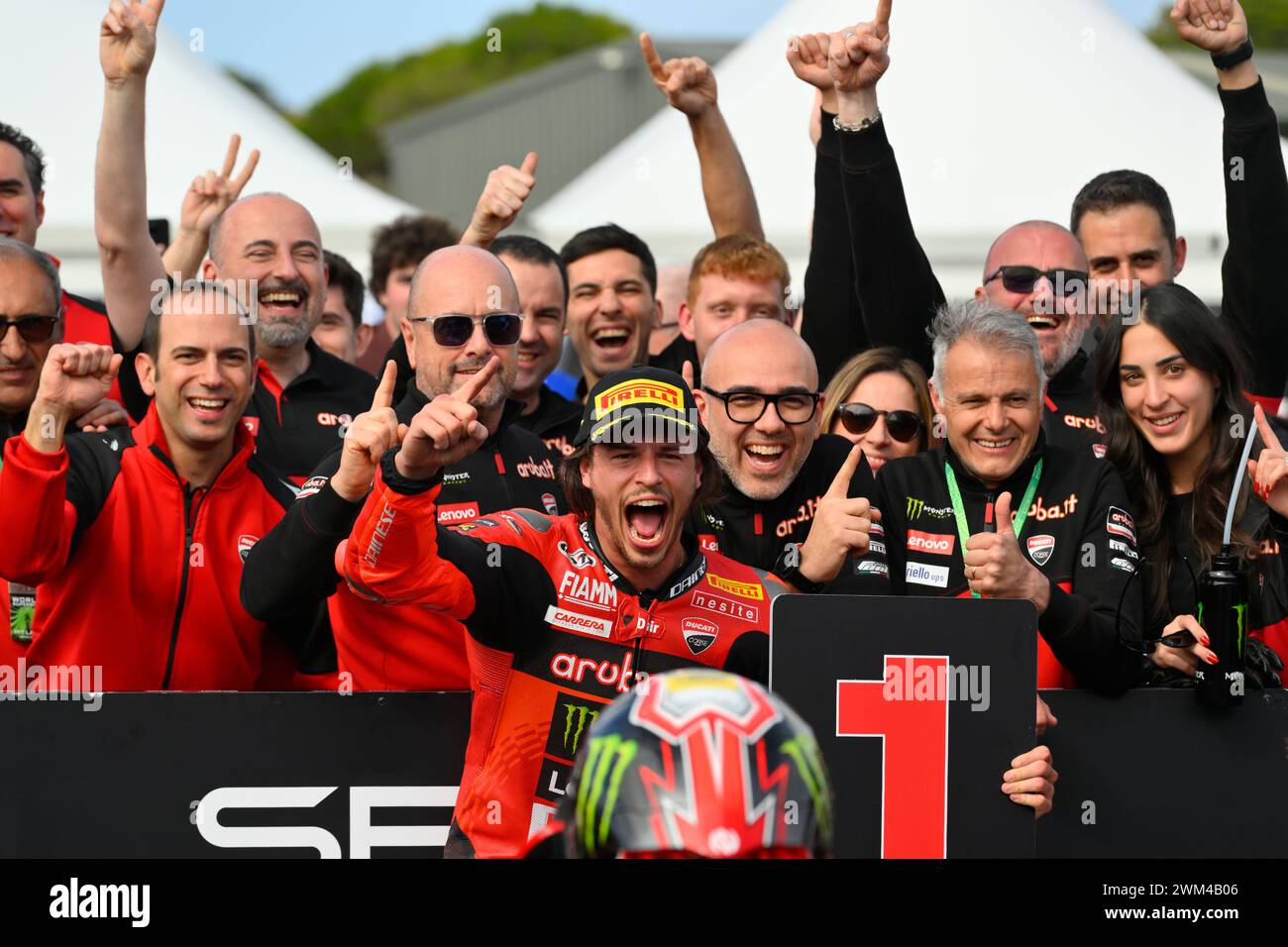 MELBOURNE, AUSTRALIE. 24 février 2024. Nicolo Bulega(11), Italien, pilote de la Ducati Panigale V4R, célèbre avec son Aruba.IT Racing - Ducati Team après avoir remporté la course 1 du Championnat du monde de Superbike 2024 au circuit de Phillip Island. Crédit Karl Phillipson/Alamy Live News Banque D'Images