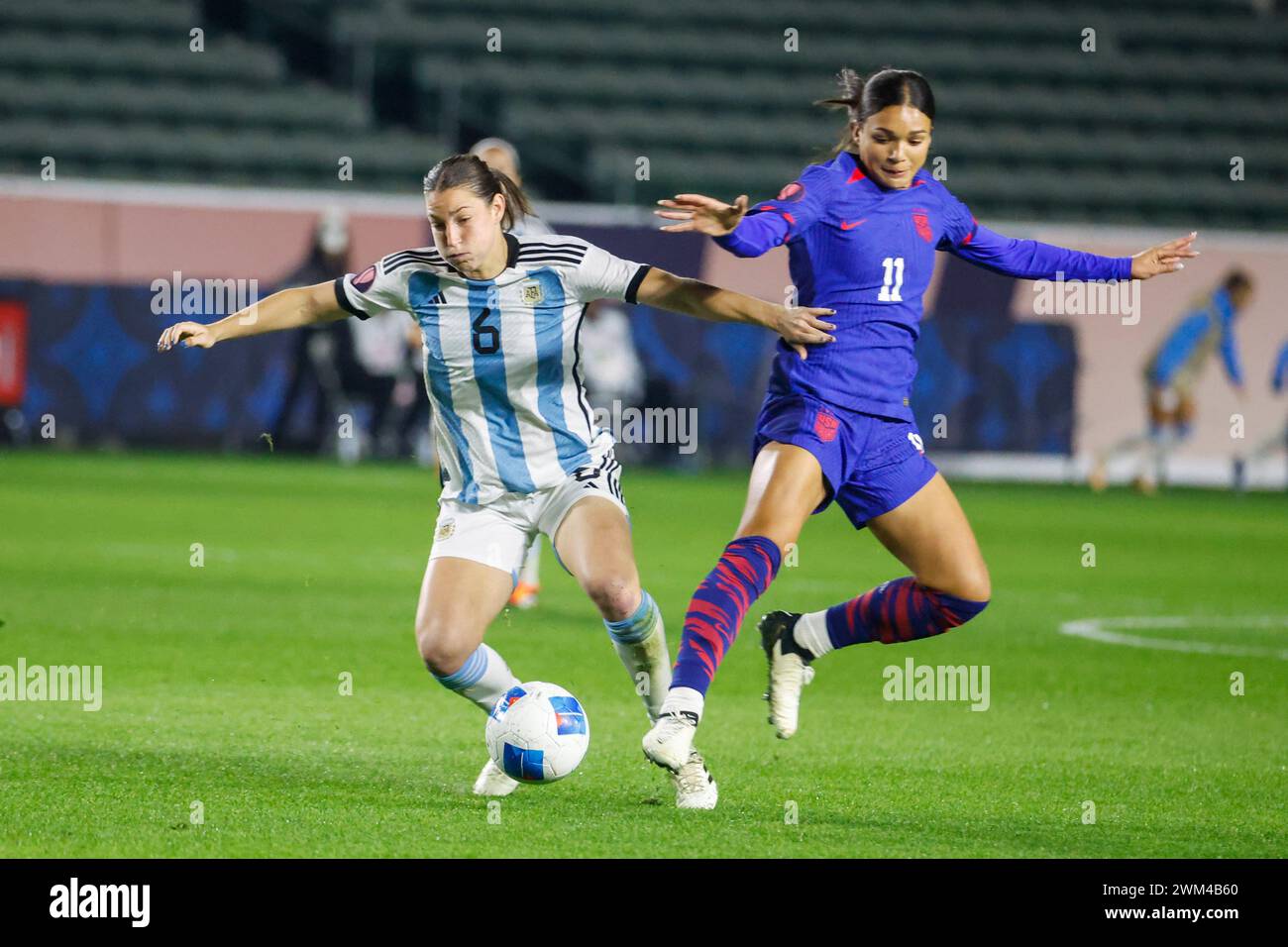 Los Angeles, Californie, États-Unis. 23 février 2024. L'Argentine ALDANA COMETTI #6 et l'américaine SOPHIA SMITH #11 se disputent le ballon lors d'un match de football de la Coupe d'or féminine de la CONCACAF 2024 à Carson, Calif, vendredi 23 février 2024. (Crédit image : © Ringo Chiu/ZUMA Press Wire) USAGE ÉDITORIAL SEULEMENT! Non destiné à UN USAGE commercial ! Banque D'Images