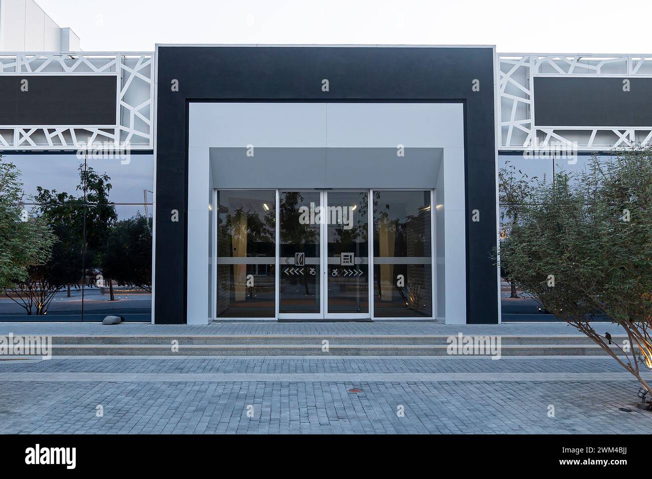 Une nouvelle vitrine générique, un espace de bureau professionnel ou professionnel dans un centre commercial contemporain. fenêtres en aluminium et une double porte. Banque D'Images