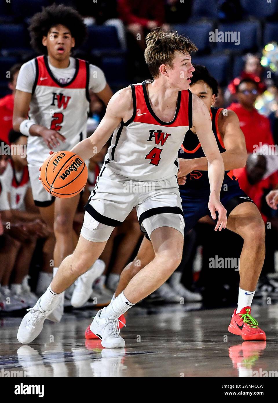 Riverside, CA. 23 février 2024. Harvard-Westlake Nikolas Khamenia (4) en action lors du match de championnat de basket-ball de l'école secondaire CIF-SS Open Division Boys entre Harvard-Westlake v. Roosevelt à la Cal Baptist University .Louis Lopez/Modern Exposure/Cal Sport Media/Alamy Live News Banque D'Images