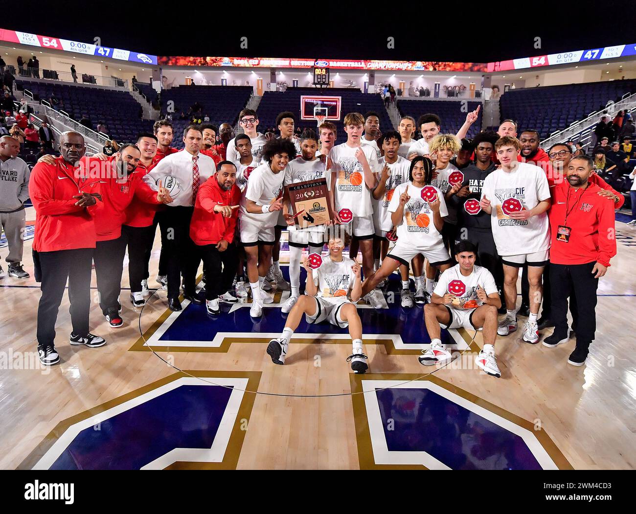 Université baptiste de CAL. 23 février 2024. CA.L'équipe Harvard-Westlake pose pour un thoto après avoir remporté le match du championnat de basket-ball de l'école secondaire CIF-SS Open Division Boys entre Harvard-Westlake v. Roosevelt à l'Université Cal Baptist .Louis Lopez/Modern Exposure/Cal Sport Media/Alamy Live News Banque D'Images