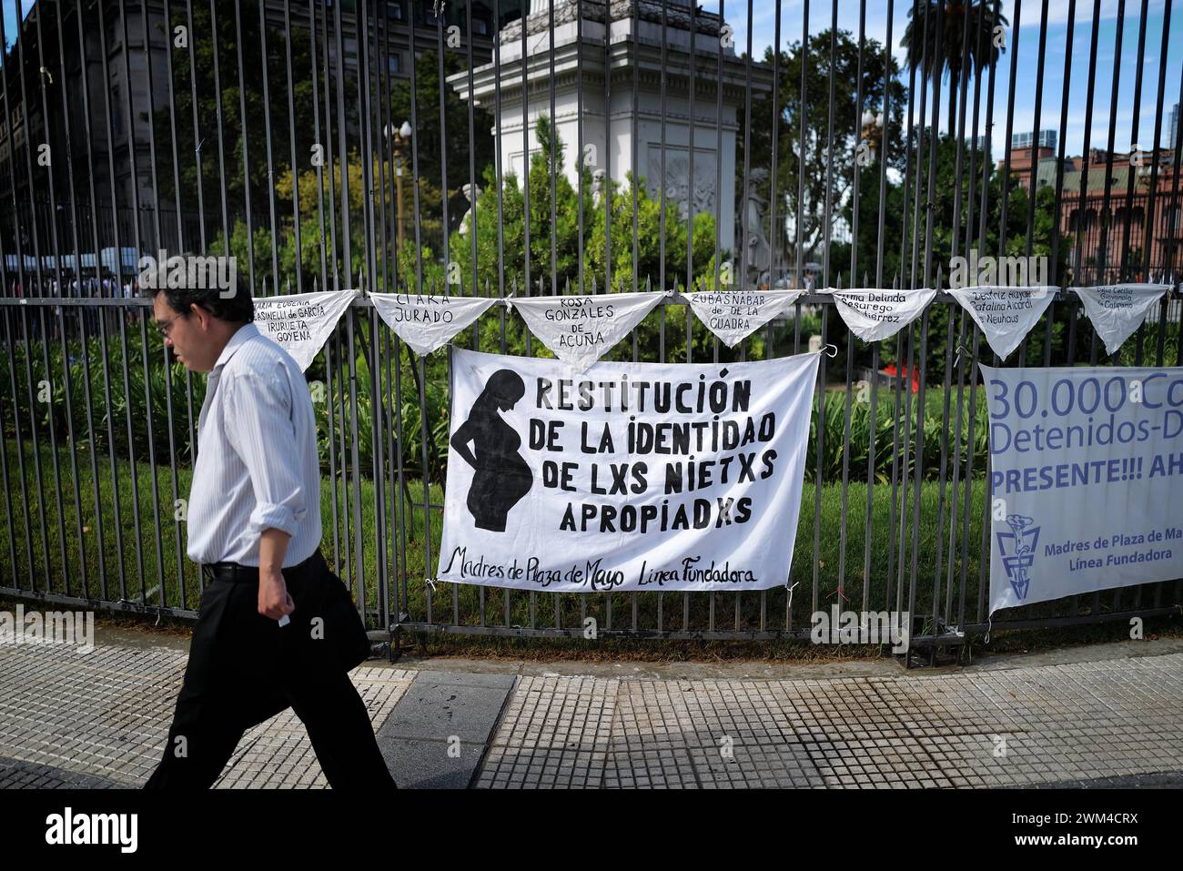 © PHOTOPQR/VOIX DU NORD/PIERRE Rouanet ; 22/02/2024 ; Buenos Aires, le 22/02/2024. Le centre ville de Buenos Aires, capitale de l'Argentine (Argentine). Comme tous les jeudi a 15h30 depuis le 30 avril 1977, les Meres de la place de mai (Madres de la plaza de Mayo) se reunissent plaza de Mayo, face au palais présidentiel. Une ronde silencieuse autour de l'obélisque central. A l'origine une association de meres et grands meres argentines dont les enfants ont disparu, assassines par la dictature militaire de 1976 a 1983. Aujourd'hui tres agees, elles ne sont plus nombreuses mais les jeunes ont p Banque D'Images