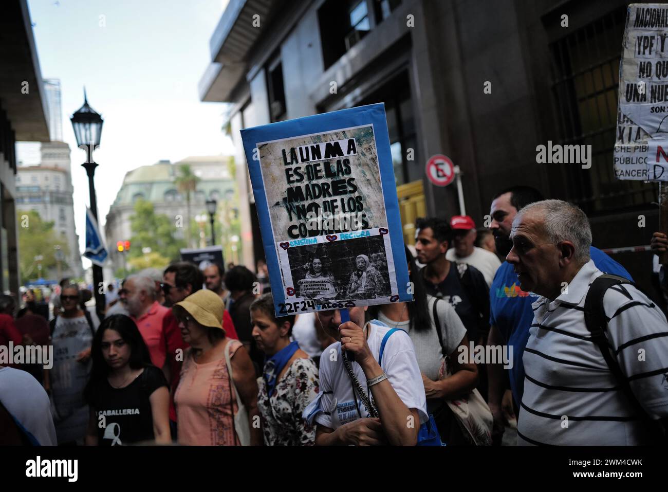 © PHOTOPQR/VOIX DU NORD/PIERRE Rouanet ; 22/02/2024 ; Buenos Aires, le 22/02/2024. Le centre ville de Buenos Aires, capitale de l'Argentine (Argentine). Comme tous les jeudi a 15h30 depuis le 30 avril 1977, les Meres de la place de mai (Madres de la plaza de Mayo) se reunissent plaza de Mayo, face au palais présidentiel. Une ronde silencieuse autour de l'obélisque central. A l'origine une association de meres et grands meres argentines dont les enfants ont disparu, assassines par la dictature militaire de 1976 a 1983. Aujourd'hui tres agees, elles ne sont plus nombreuses mais les jeunes ont p Banque D'Images