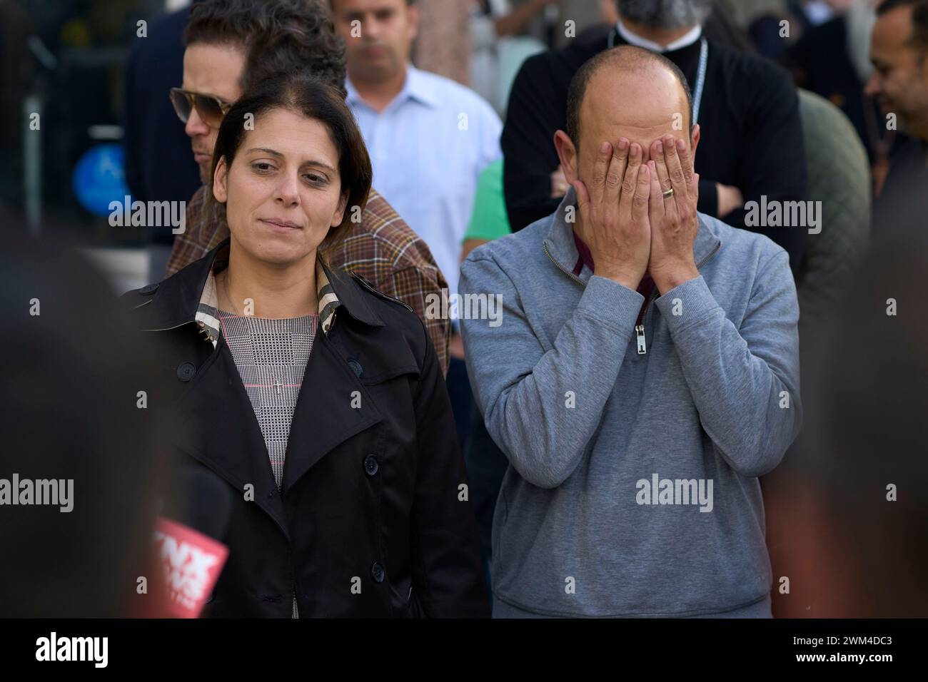 Nancy Iskander (à gauche) et Karin Iskander prennent la parole lors d’une conférence de presse après que Rebecca Grossman ait été reconnue coupable de la mort de leur fils Mark Iskander, 11 ans, et de son frère de 8 ans, qui ont été frappés dans un passage piétonnier de Westlake Village par la voiture de Grossman en 2020. Le jeune homme de 60 ans a été reconnu coupable de deux chefs d'accusation chacun de meurtre et d'homicide involontaire avec négligence grave et d'un chef d'accusation de conduite avec délit de fuite. (Jay Christensen/image du sport) Banque D'Images