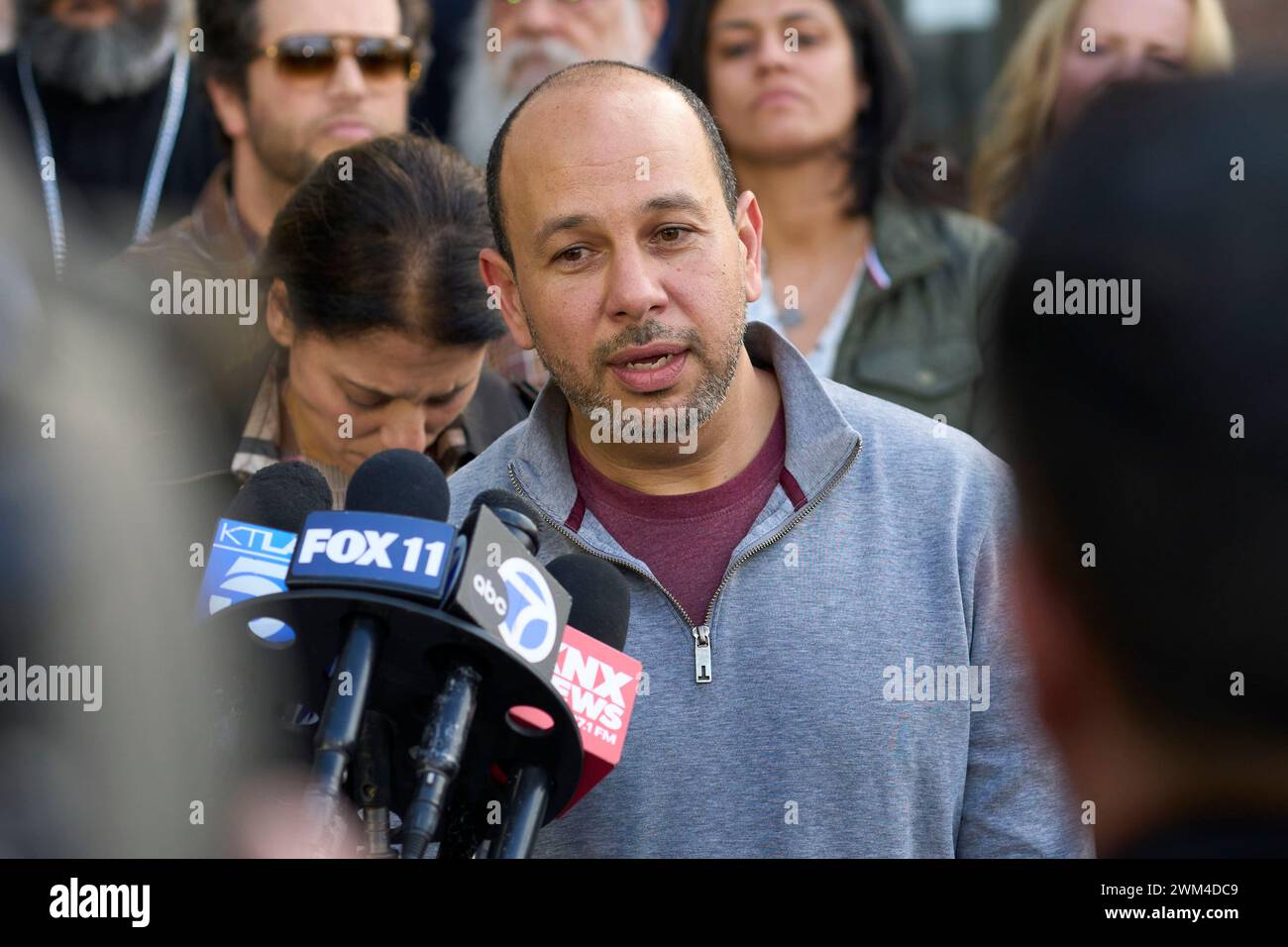 Karin Iskander prend la parole lors d’une conférence de presse après que Rebecca Grossman ait été reconnue coupable de la mort de ses fils Mark Iskander, 11 ans, et de son frère de 8 ans, qui ont été frappés dans un passage piétonnier de Westlake Village par la voiture de Grossman en 2020. Le jeune homme de 60 ans a été reconnu coupable de deux chefs d'accusation chacun de meurtre et d'homicide involontaire avec négligence grave et d'un chef d'accusation de conduite avec délit de fuite. (Jay Christensen/image du sport) Banque D'Images