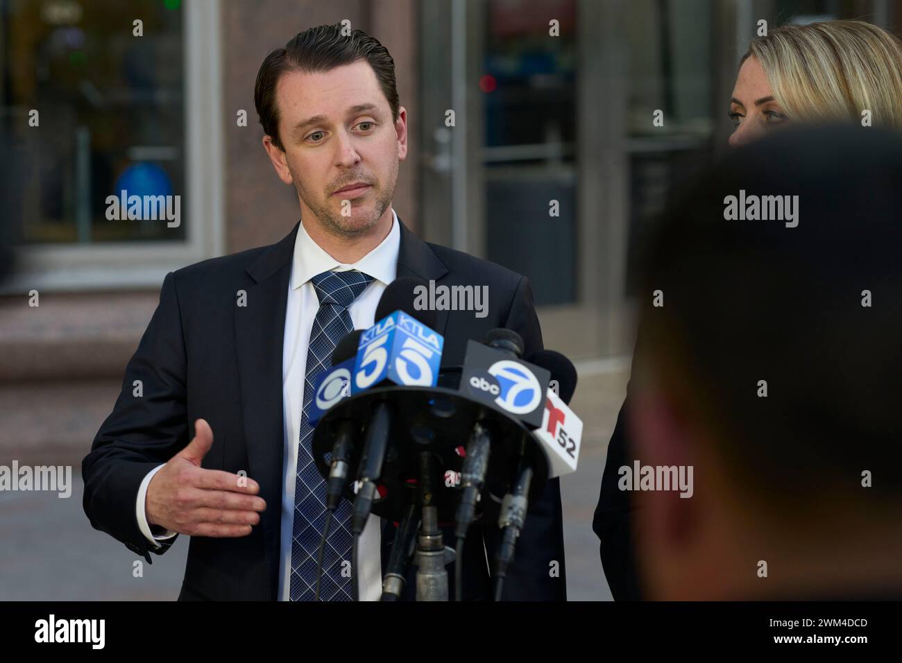 Le procureur adjoint Ryan Gould prend la parole lors d’une conférence de presse après que Rebecca Grossman ait été reconnue coupable de la mort de Mark Iskander, 11 ans, et de son frère de 8 ans, qui ont été frappés dans un passage piétonnier de Westlake Village par la voiture de Grossman en 2020. Le jeune homme de 60 ans a été reconnu coupable de deux chefs d'accusation chacun de meurtre et d'homicide involontaire avec négligence grave et d'un chef d'accusation de conduite avec délit de fuite. (Jay Christensen/image du sport) Banque D'Images