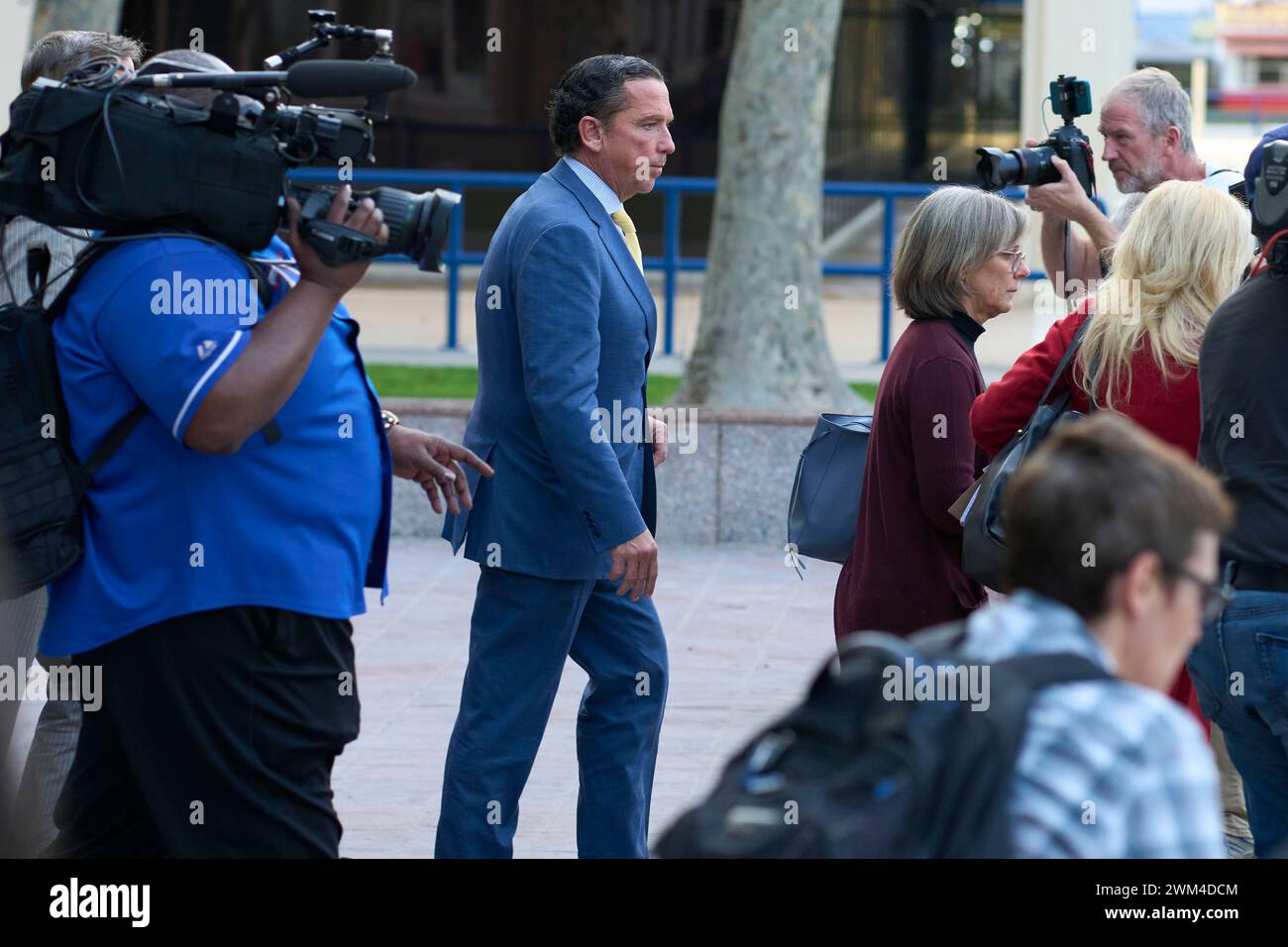 L’avocat de la défense quitte le tribunal après que Rebecca Grossman ait été reconnue coupable de la mort de Mark Iskander, 11 ans, et de son frère de 8 ans, qui ont été frappés dans un passage piétonnier de Westlake Village par la voiture de Grossman en 2020. Le jeune homme de 60 ans a été reconnu coupable de deux chefs d'accusation chacun de meurtre et d'homicide involontaire avec négligence grave et d'un chef d'accusation de conduite avec délit de fuite. (Jay Christensen/image du sport) Banque D'Images