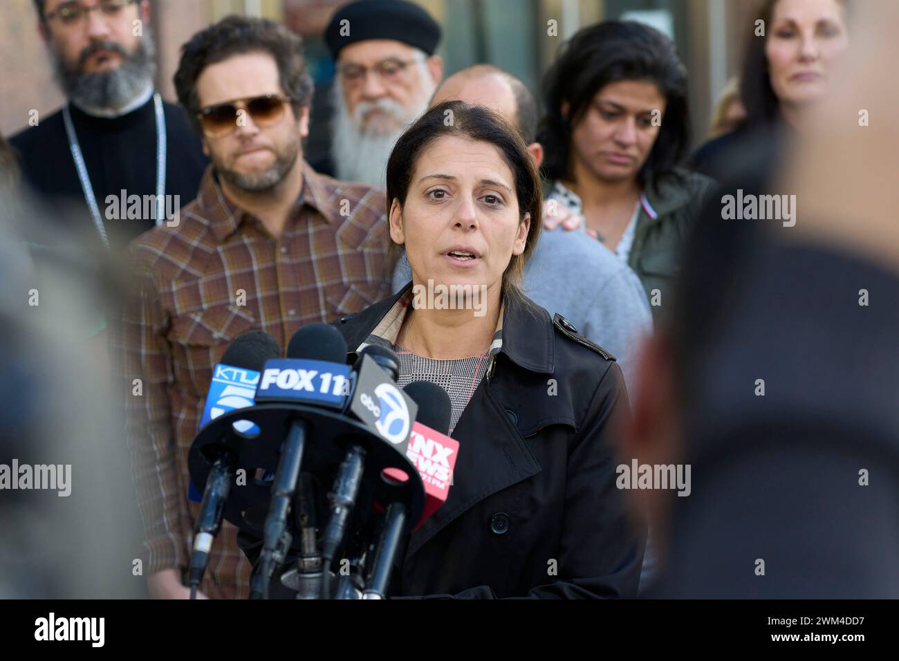 Nancy Iskander prend la parole lors d’une conférence de presse après que Rebecca Grossman ait été reconnue coupable de la mort de ses fils Mark Iskander, 11 ans, et de son frère de 8 ans, qui ont été frappés dans un passage piétonnier de Westlake Village par la voiture de Grossman en 2020. Le jeune homme de 60 ans a été reconnu coupable de deux chefs d'accusation chacun de meurtre et d'homicide involontaire avec négligence grave et d'un chef d'accusation de conduite avec délit de fuite. (Jay Christensen/image du sport) Banque D'Images