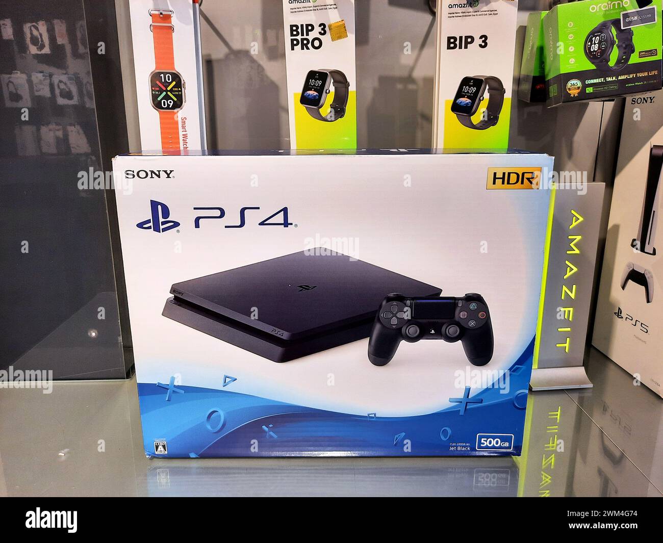 Le Caire, Égypte, 9 février 2024 : la PlayStation 4 (PS4), une console de jeux vidéo développée par Sony Interactive Entertainment. Annoncé comme les succes Banque D'Images