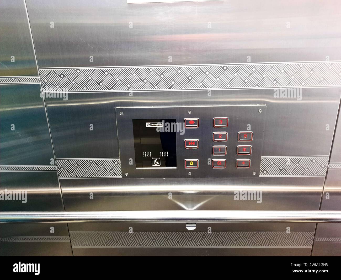 Le Caire, Egypte, décembre 28 2023 : un panneau de contrôle d'un ascenseur TK ThyssenKrupp, TK Elevator Egypt installe, entretient et modernise des ascenseurs et des esca Banque D'Images