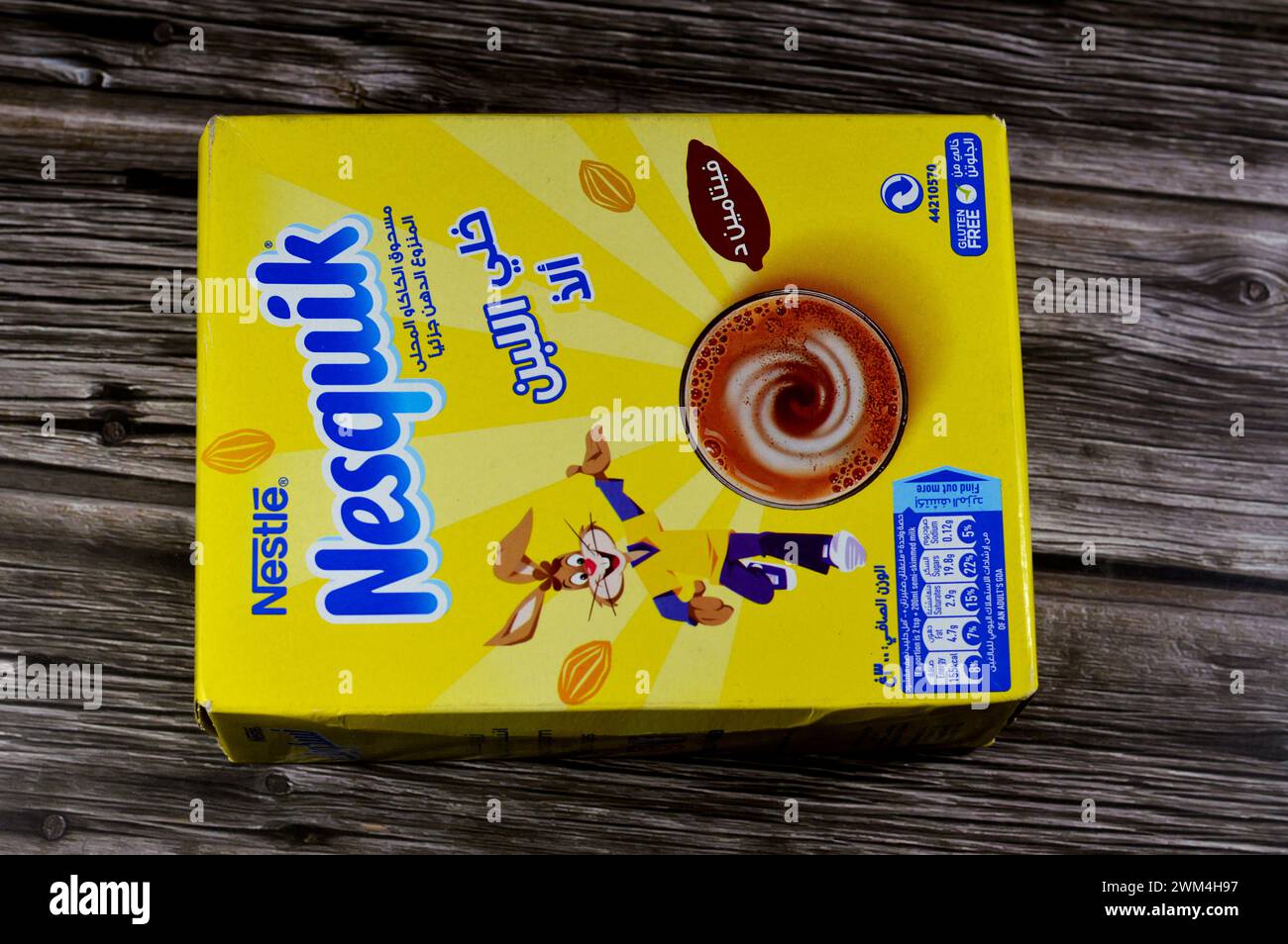 Le Caire, Egypte, 21 février 2024 : Nestlé Nesquik, une marque de produits alimentaires fabriqués par la société suisse Nestlé, un mélange à boire pour lait aromatisé au chocolat appelé Banque D'Images