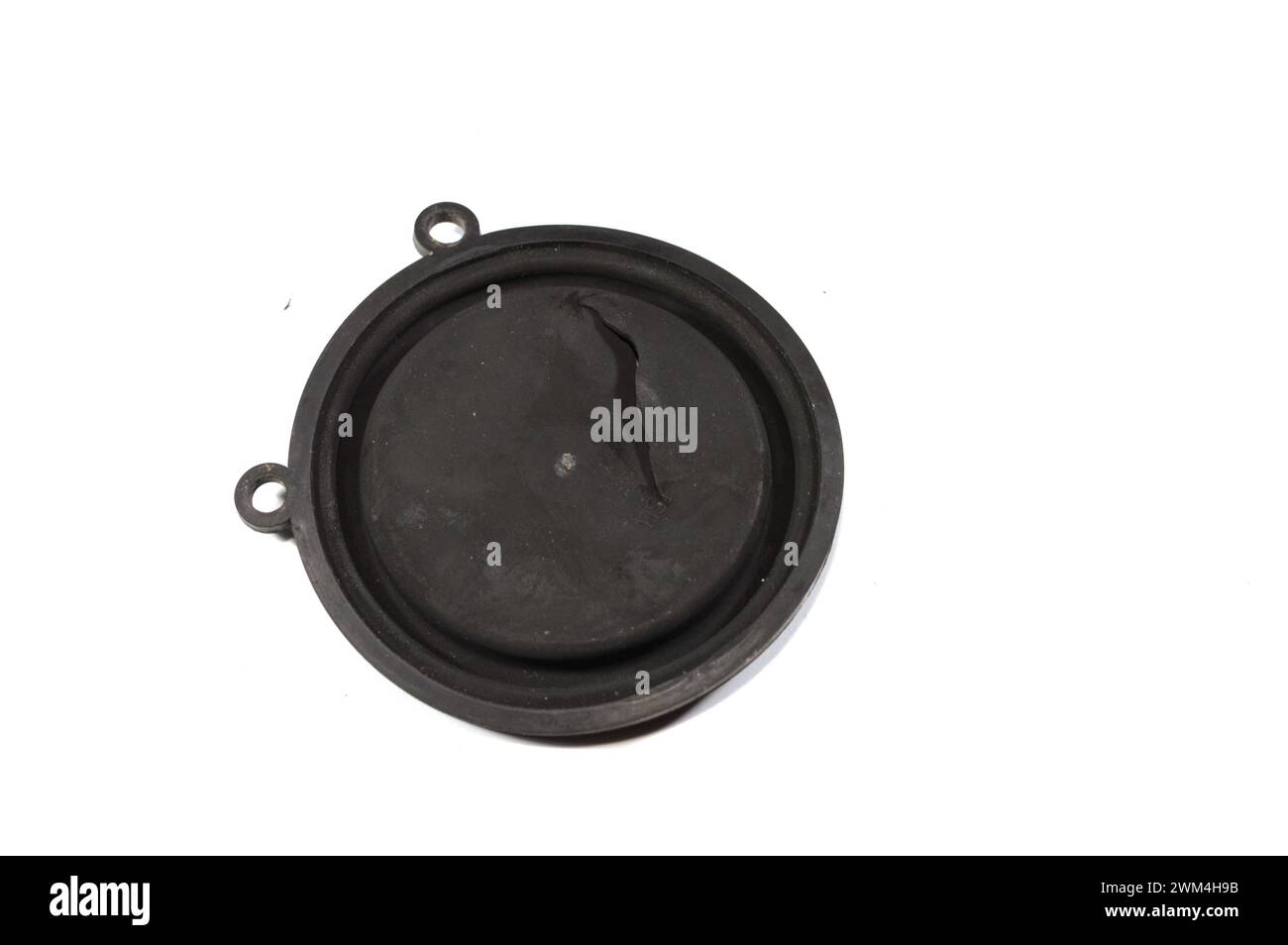 Un tampon en caoutchouc de membrane de pression d'eau de chauffe-eau endommagé, membrane tympanique de soupape de liaison de gaz cassée, entretien des appareils ménagers, fixation et Banque D'Images