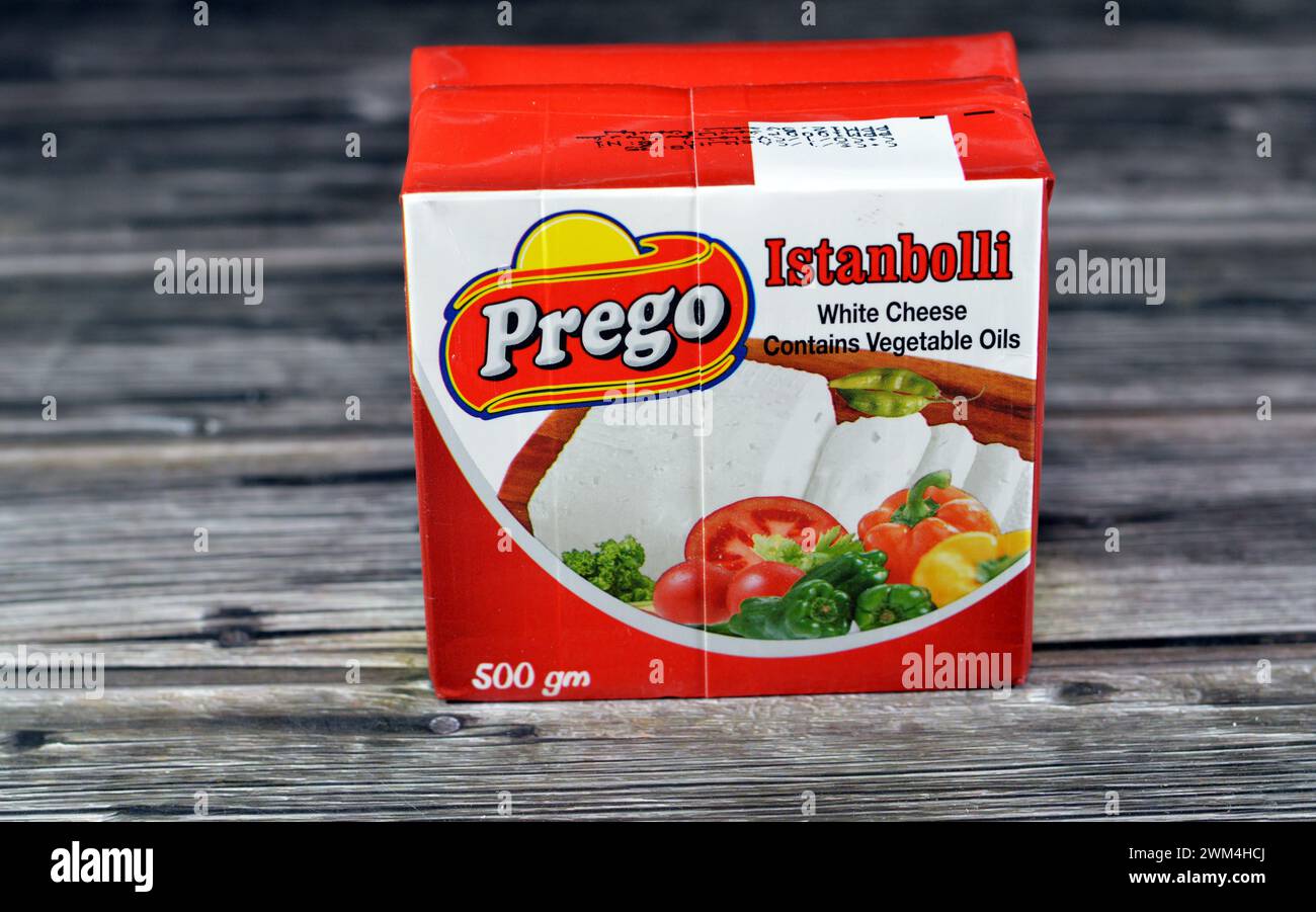 Le Caire, Égypte, 19 février 2024 : le fromage blanc Prego Istanbolli contient des huiles végétales, utilisées pour ajouter une touche de fromage à vos repas quotidiens, en faisant des sandwichs Banque D'Images