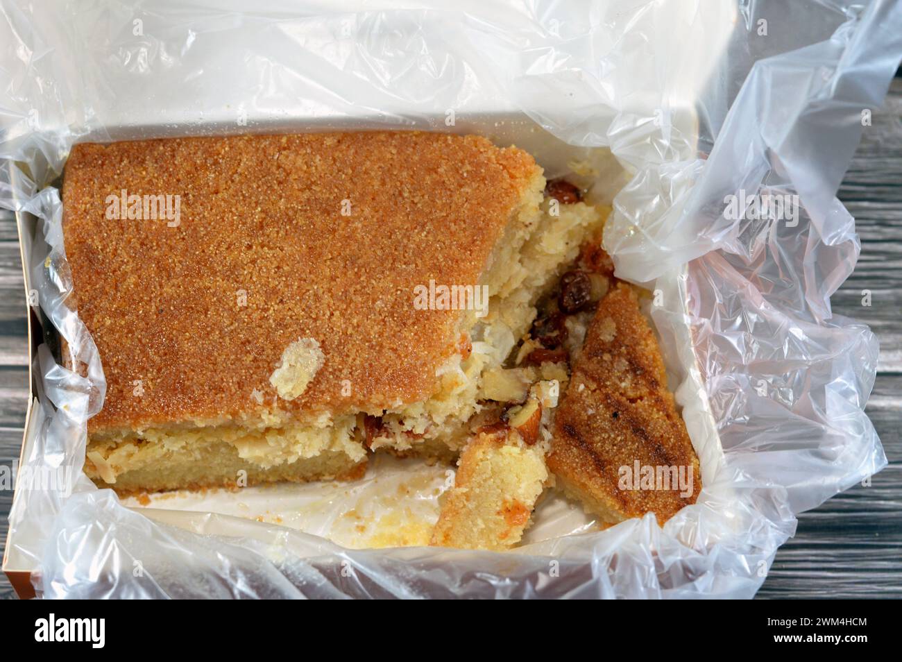 Harissa égyptienne, une variété de gâteaux à la semoule au Moyen-Orient, si décadent et sucré farci et fourré avec des noix, des amandes, des raisins secs, un grand, dense Banque D'Images