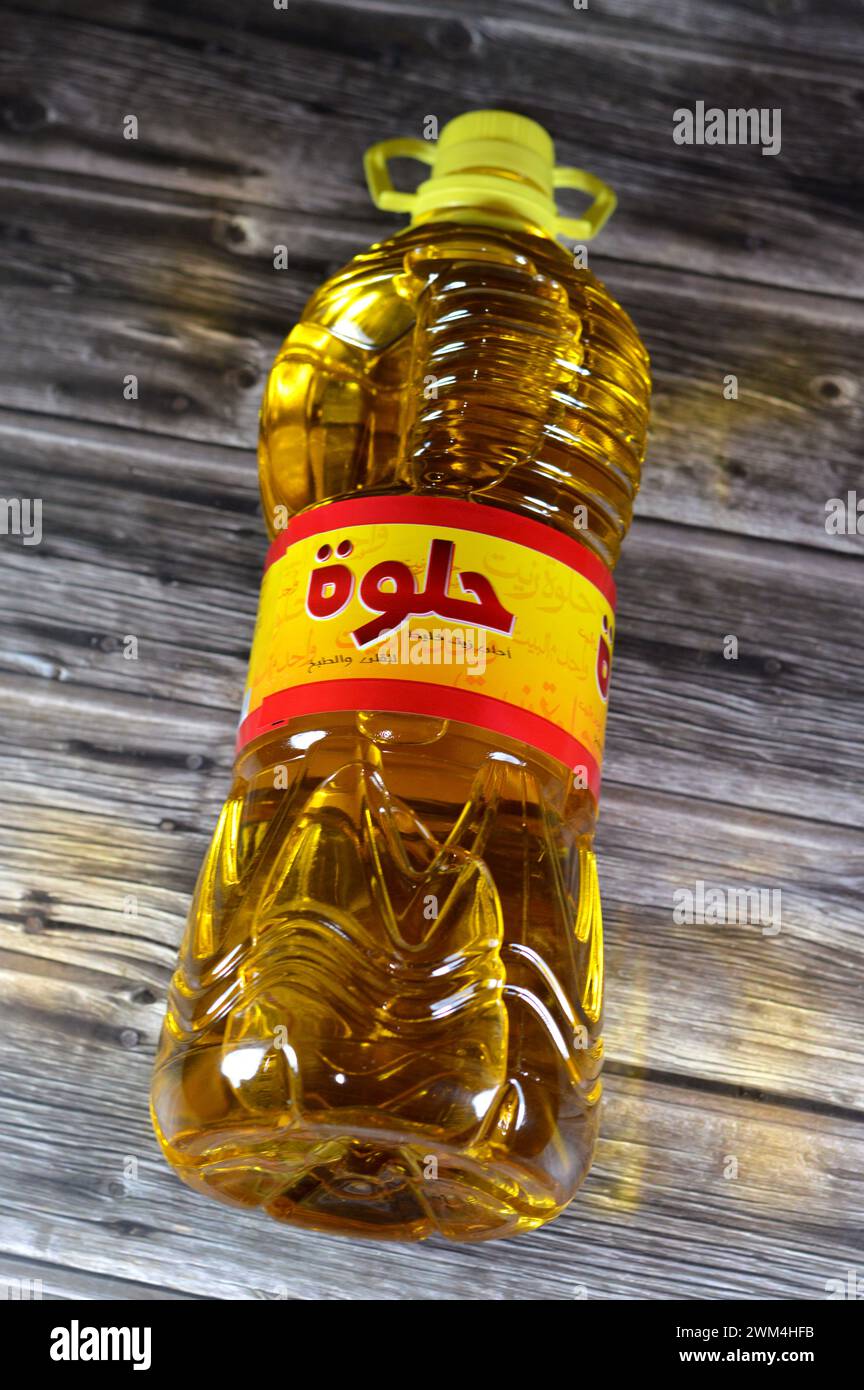 Le Caire, Égypte, 19 février 2024 : Helwa Food Oil qui est un mélange de tournesol, soja, huile naturelle, a des utilisations multiples dans la cuisine dans la cuisine de divers foo Banque D'Images