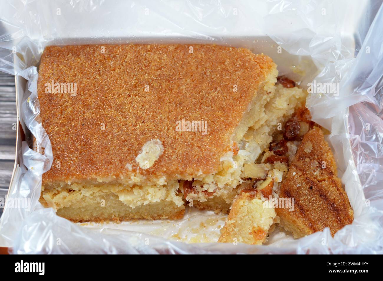 Harissa égyptienne, une variété de gâteaux à la semoule au Moyen-Orient, si décadent et sucré farci et fourré avec des noix, des amandes, des raisins secs, un grand, dense Banque D'Images