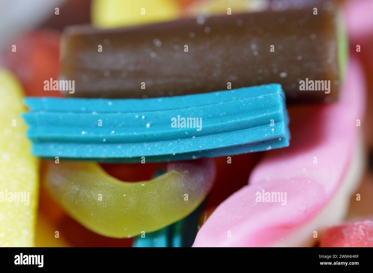 Bonbons gélifiés, bonbons gélifiés, bonbons gélifiés, bonbons gélifiés ou bonbons gélifiés, bonbons à mâcher à base de gélatine. La gelée Gummy aigre bonbons de différentes formes Banque D'Images