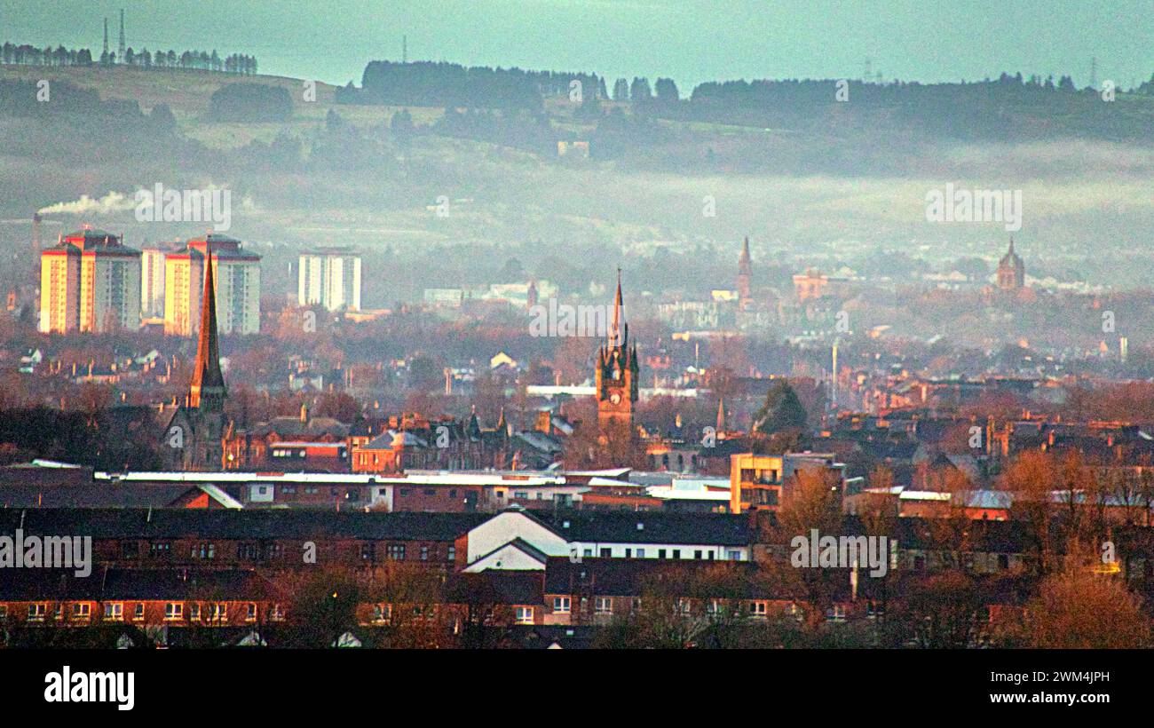 Glasgow, Écosse, Royaume-Uni. 24 février 2024. Météo britannique : début ensoleillé alors que la brume glennifer braque au sud de la ville sur Renfrew près de Paisley. Crédit Gerard Ferry/Alamy Live News Banque D'Images