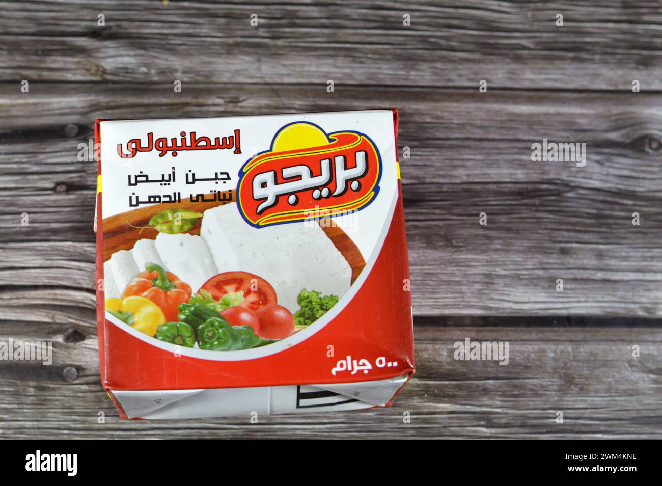 Le Caire, Égypte, 19 février 2024 : le fromage blanc Prego Istanbolli contient des huiles végétales, utilisées pour ajouter une touche de fromage à vos repas quotidiens, en faisant des sandwichs Banque D'Images