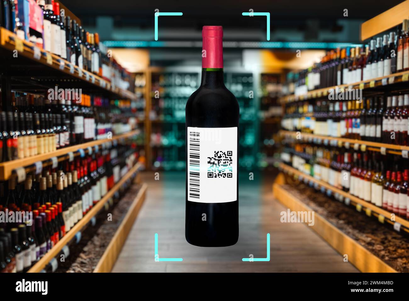 Etiquette électronique pour produits vinicoles et alcooliques. Numérisation de l'étiquette électronique sur la bouteille de vin. Banque D'Images